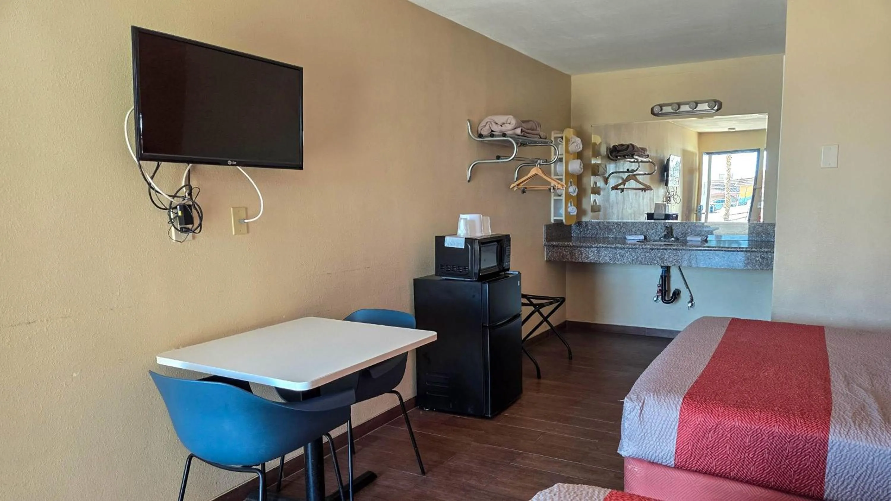 Bedroom, Bed in Motel 6-Blythe, CA - South