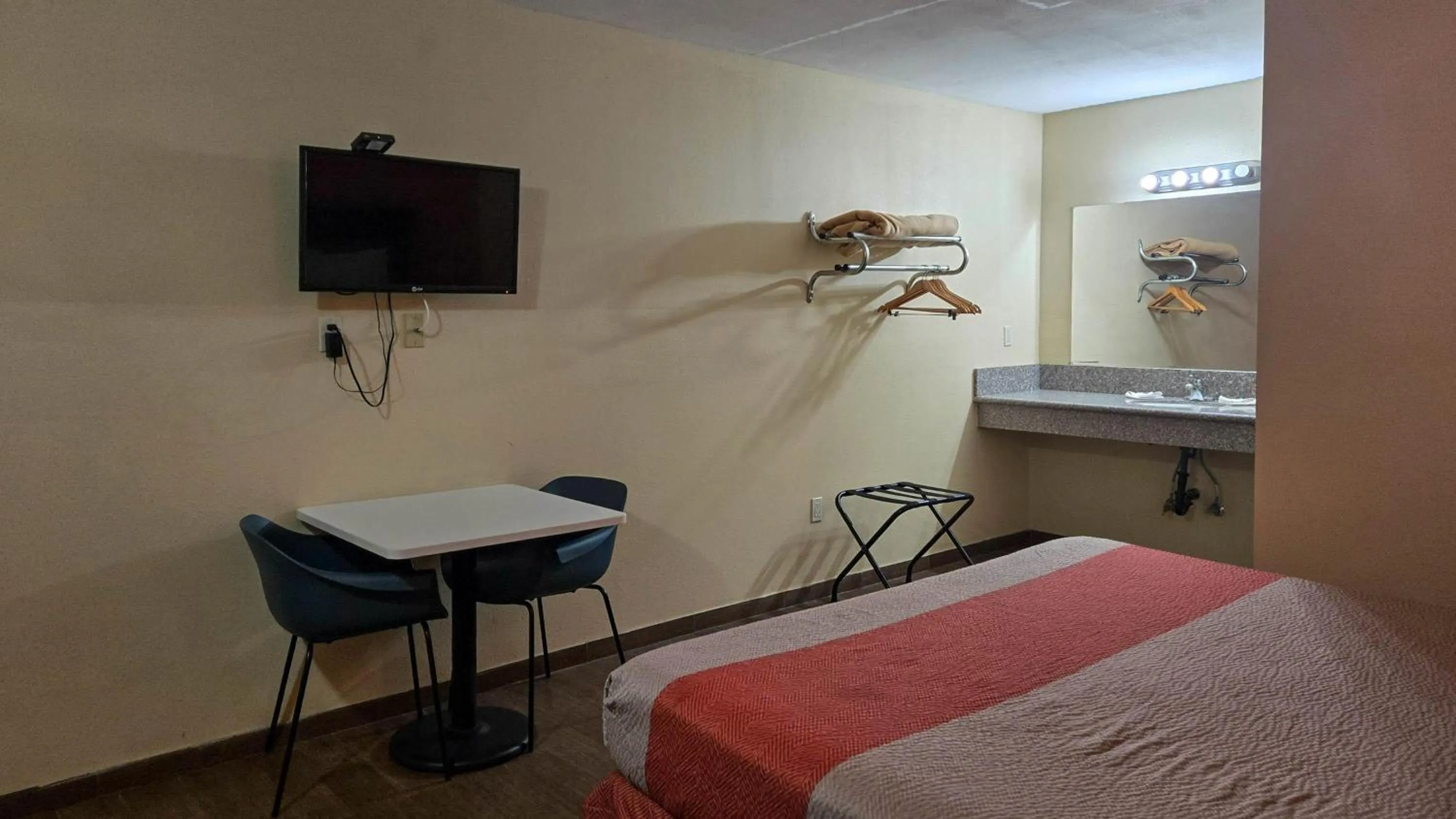 Bedroom, Bed in Motel 6-Blythe, CA - South