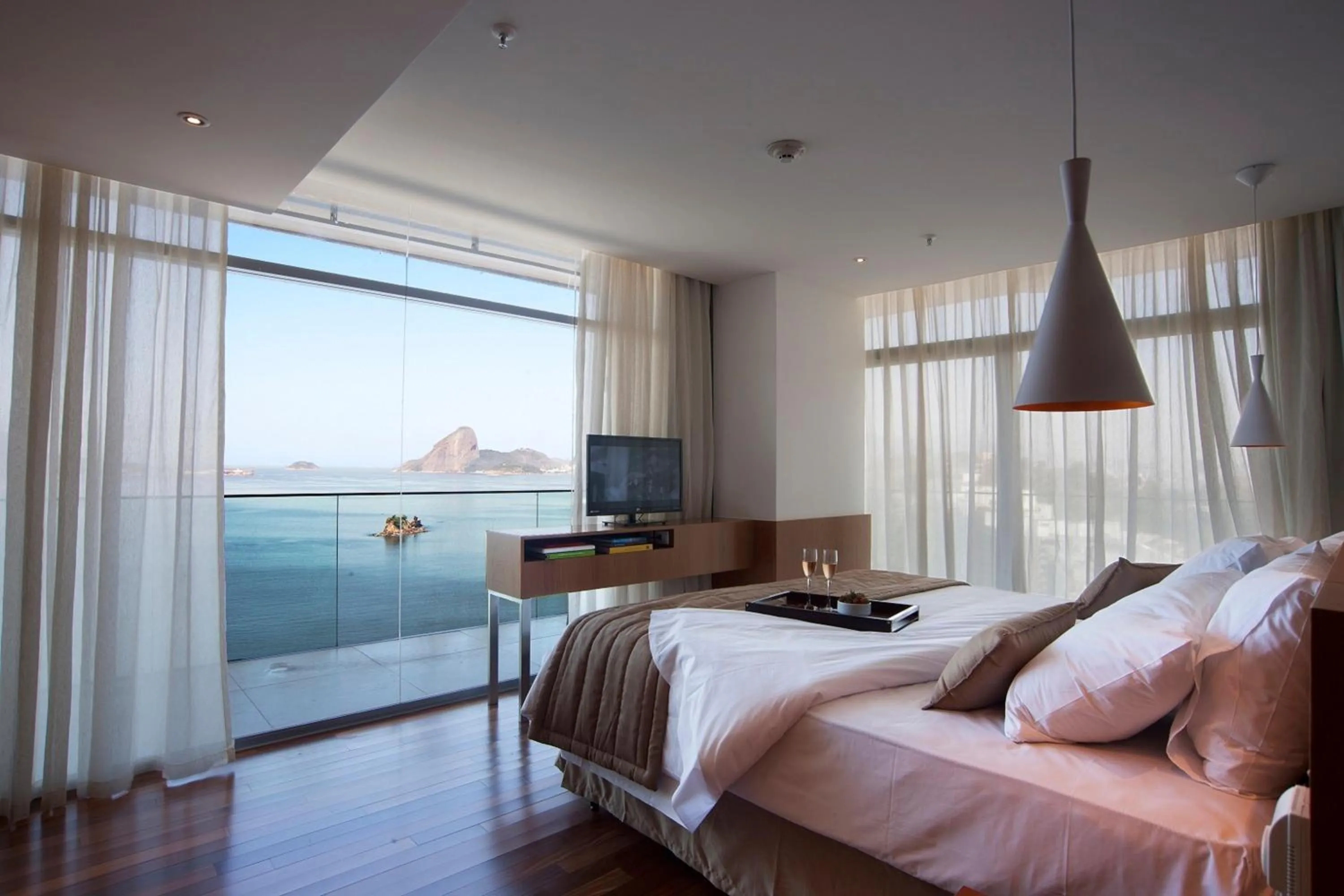 Bathroom, Bed in H Niteroi Hotel