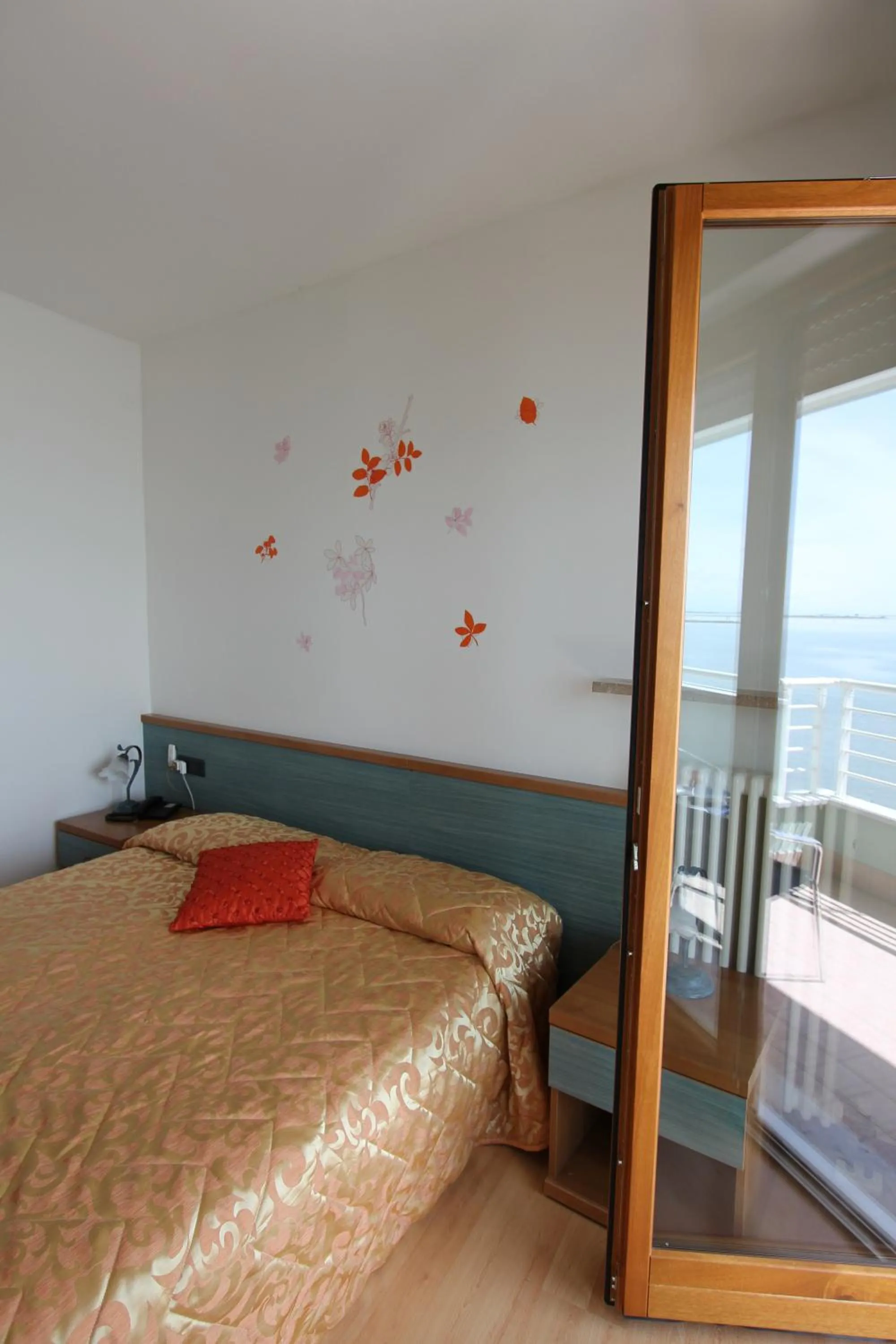 Shower, Bed in Hotel Marea