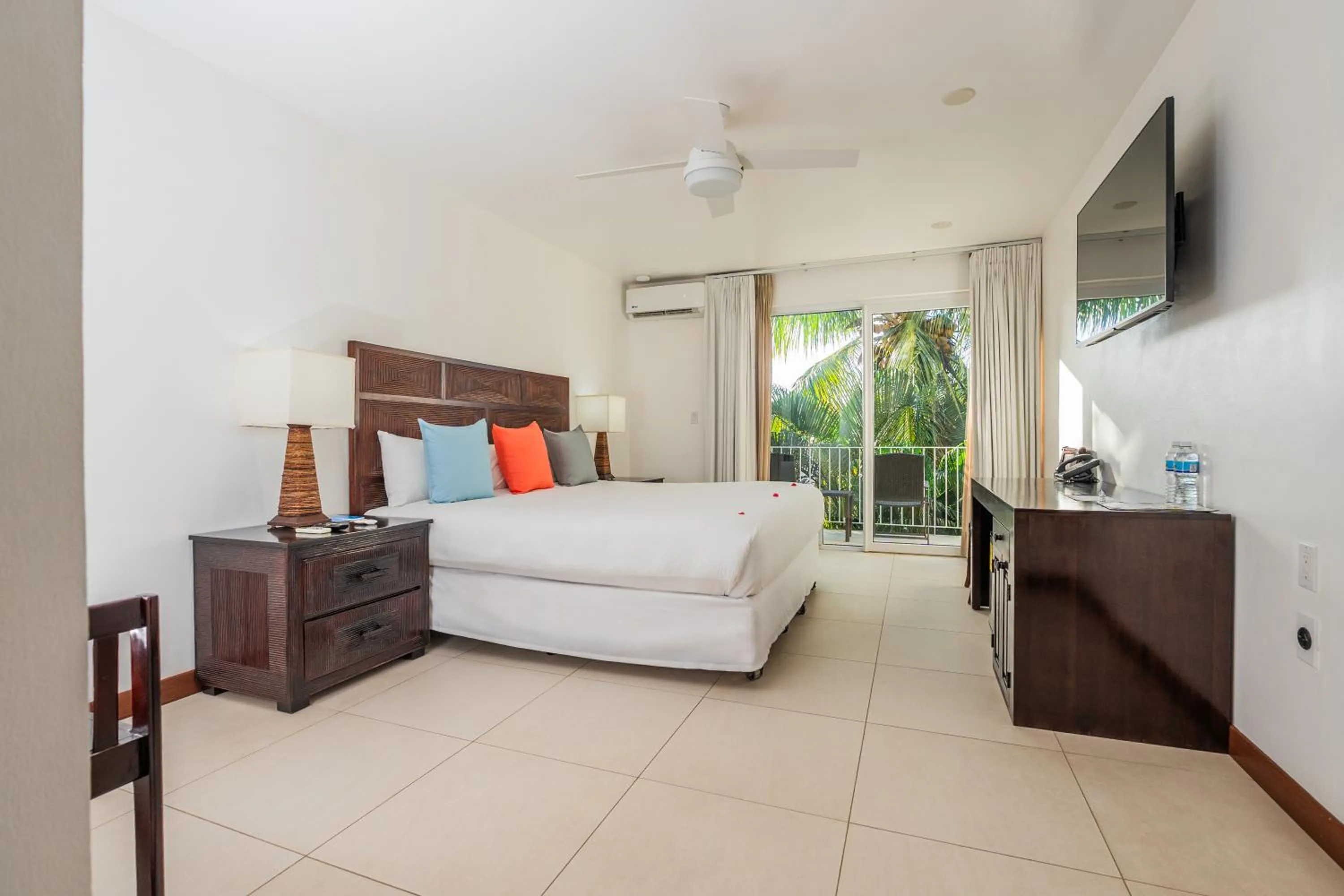 Bed in Paradise Beach Resort & Dive Center