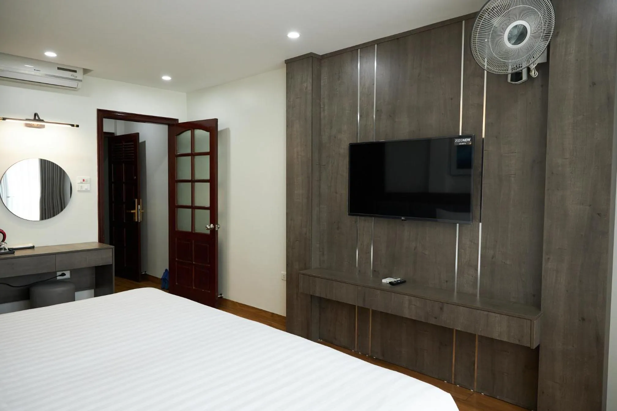 TV and multimedia, Bed in Van Nam Hotel