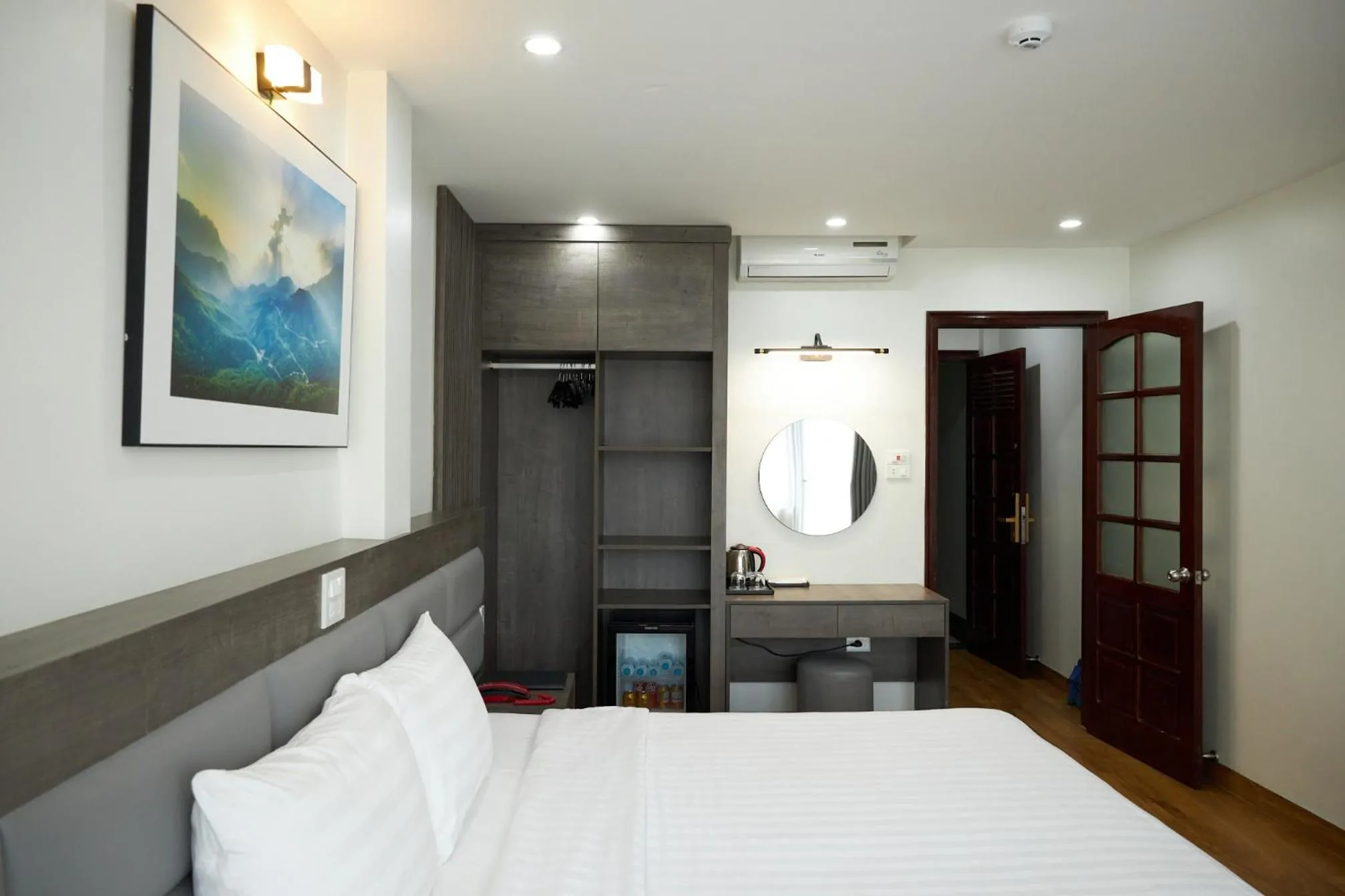 wardrobe, Bed in Van Nam Hotel