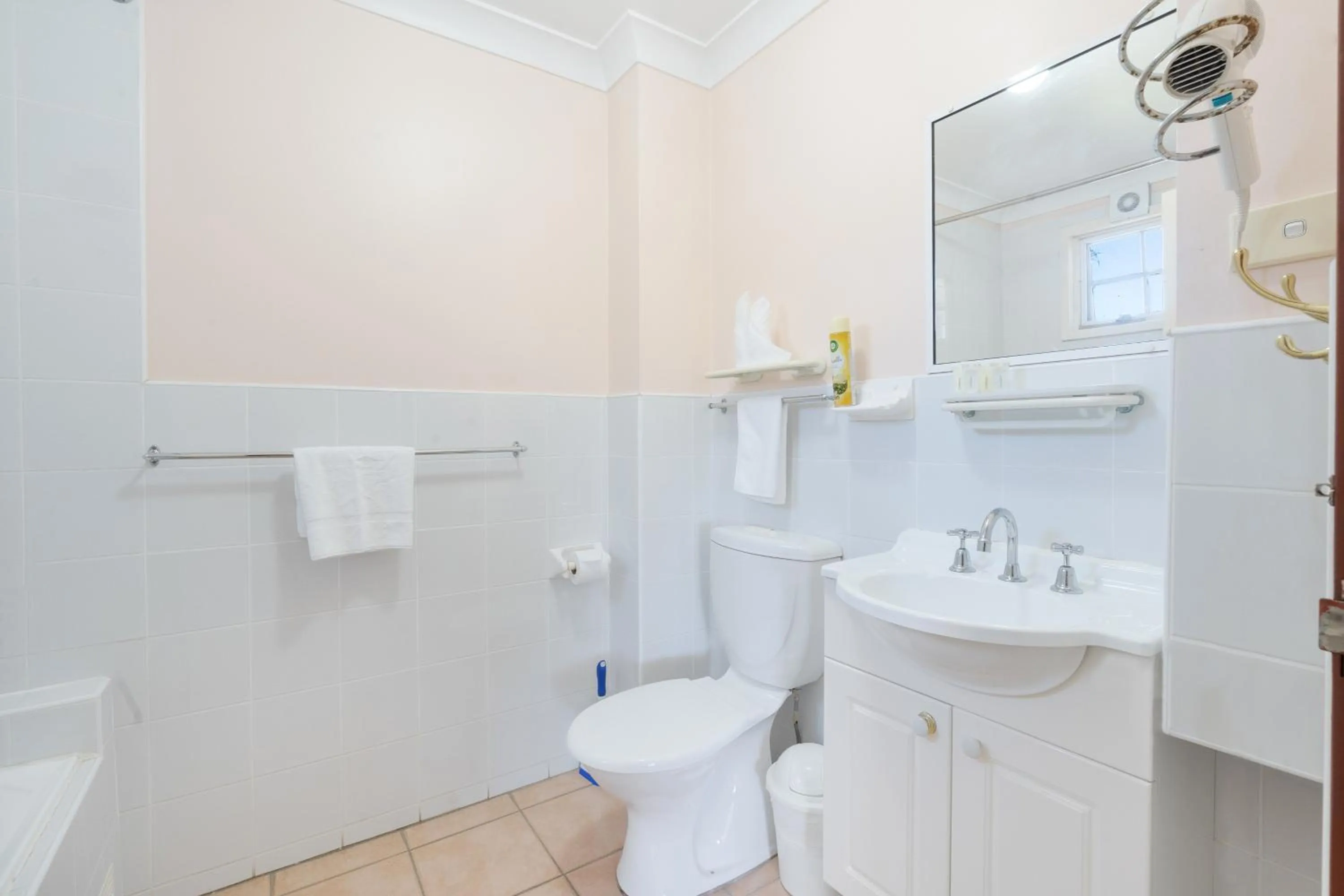 Bathroom in SureStay Hotel by Best Western, New Inn Richmond