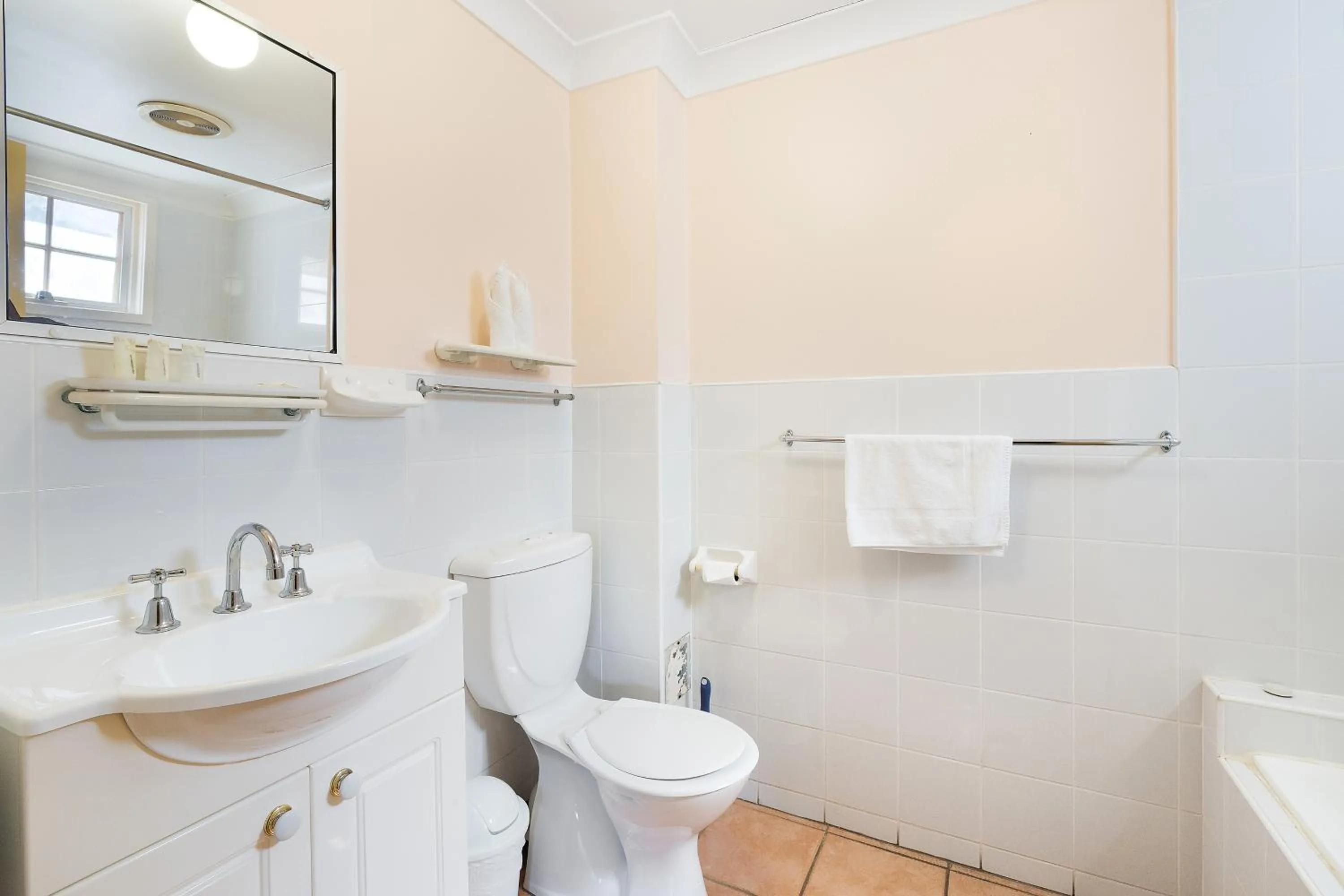 Bathroom in SureStay Hotel by Best Western, New Inn Richmond