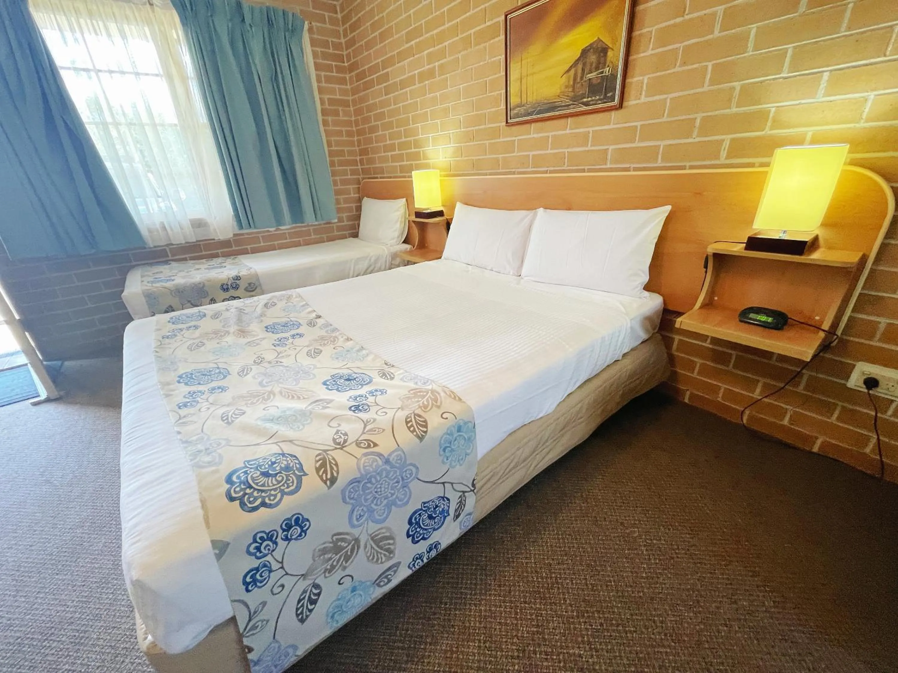 Bed in SureStay Hotel by Best Western, New Inn Richmond