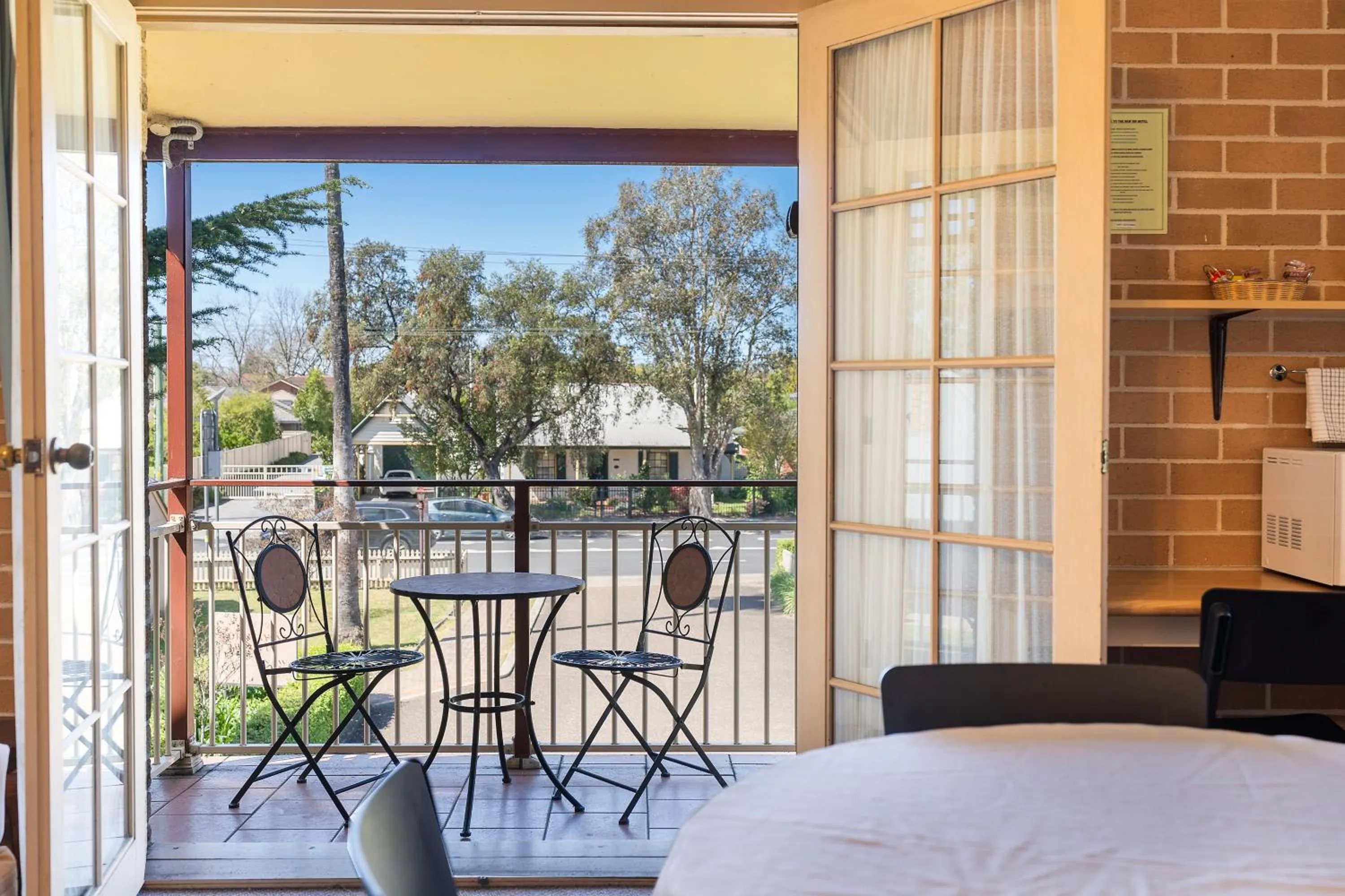 Balcony/Terrace, Bed in SureStay Hotel by Best Western, New Inn Richmond