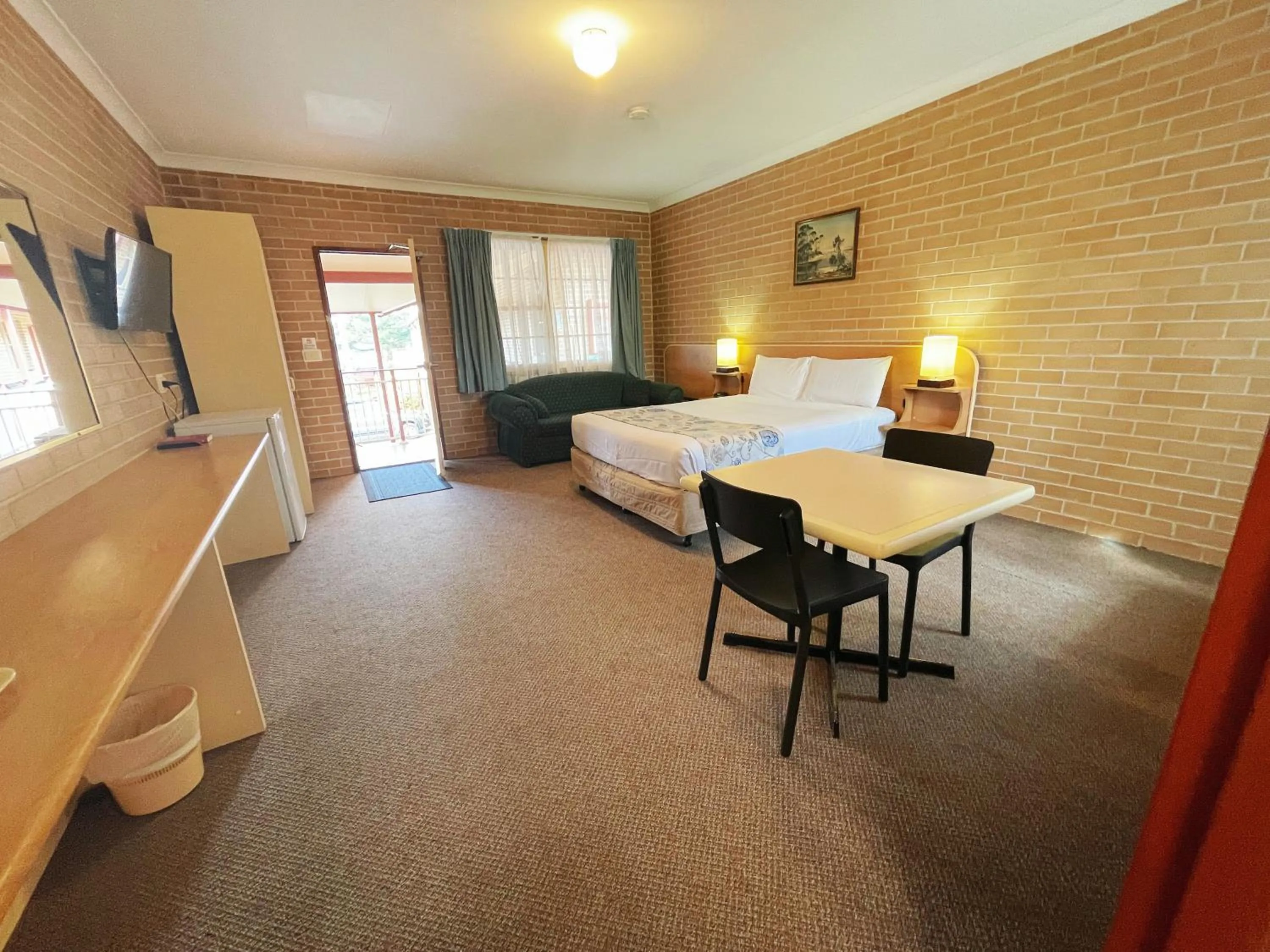 Bed in SureStay Hotel by Best Western, New Inn Richmond