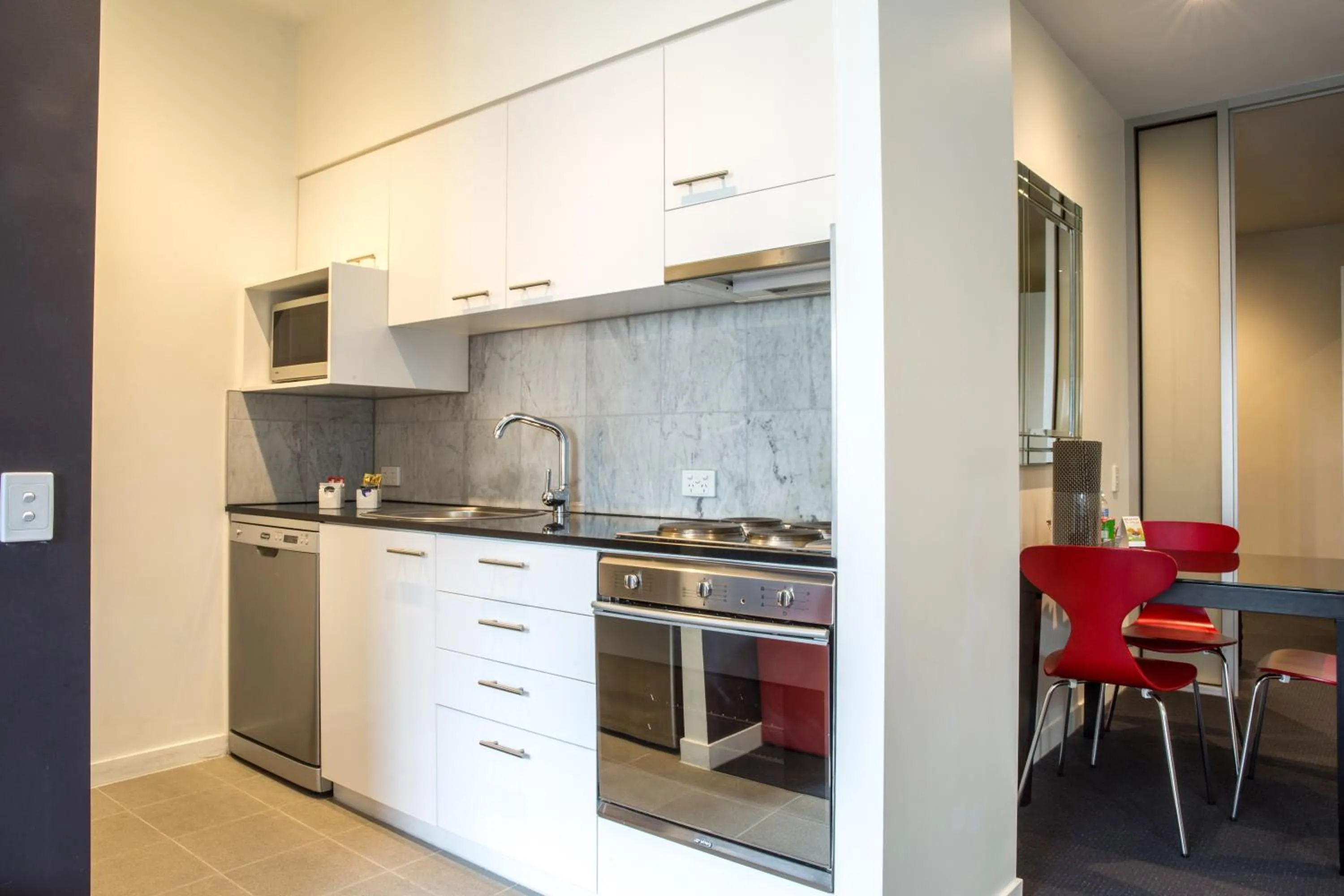 Kitchen or kitchenette in Adara Hotel Richmond