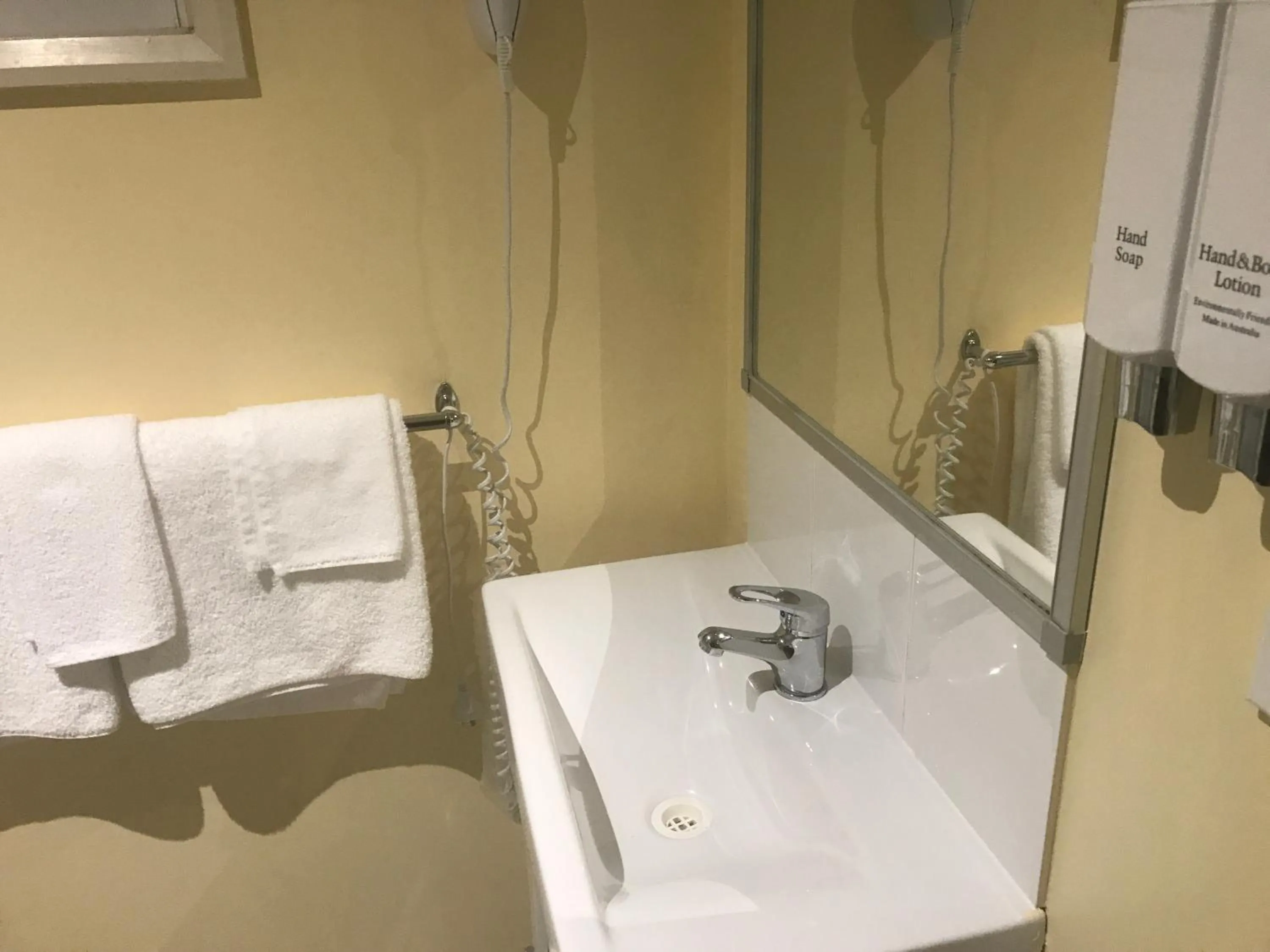 Bathroom in Toukley Motor Inn