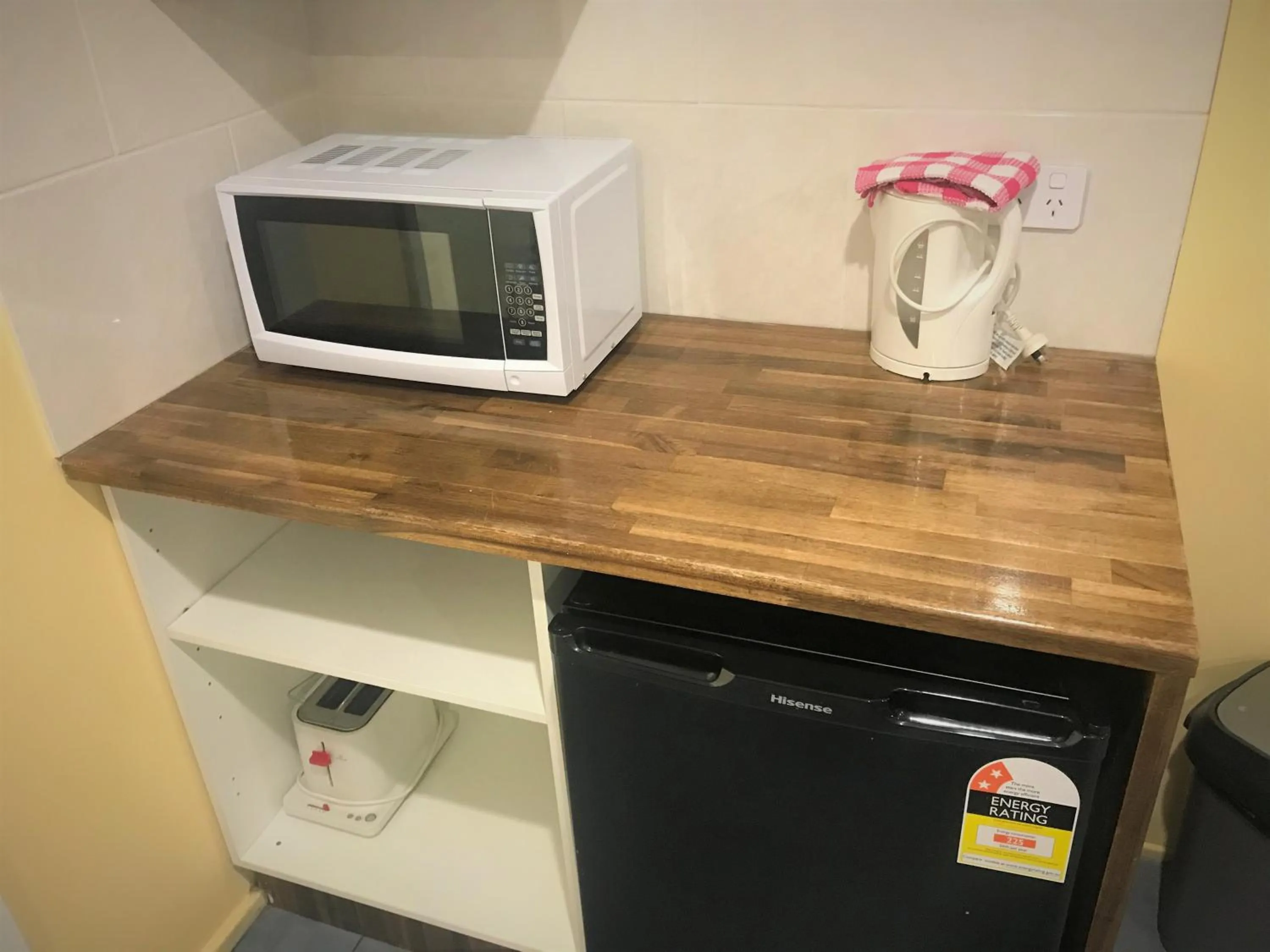 Kitchen or kitchenette in Toukley Motor Inn