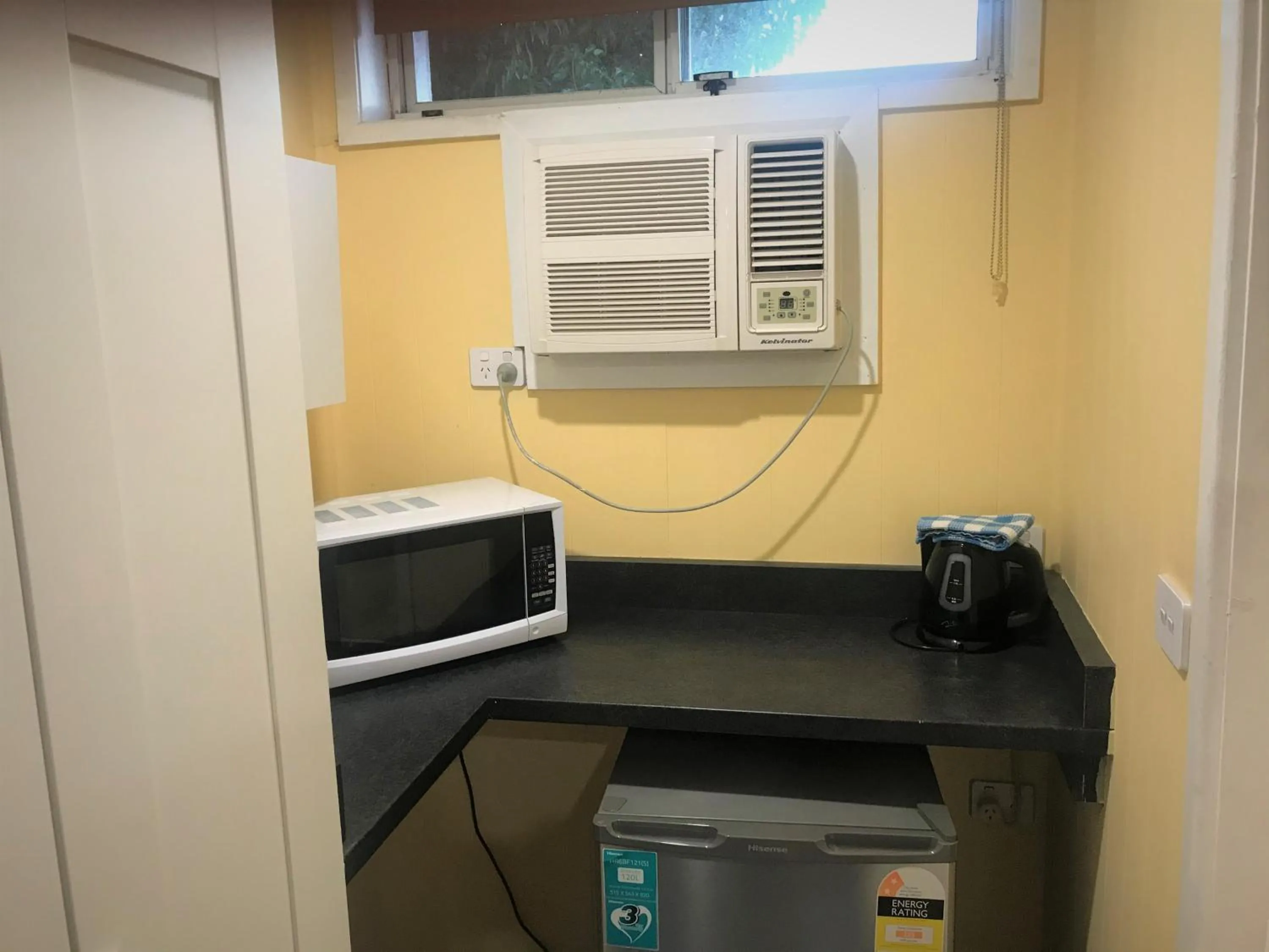 Kitchen or kitchenette in Toukley Motor Inn