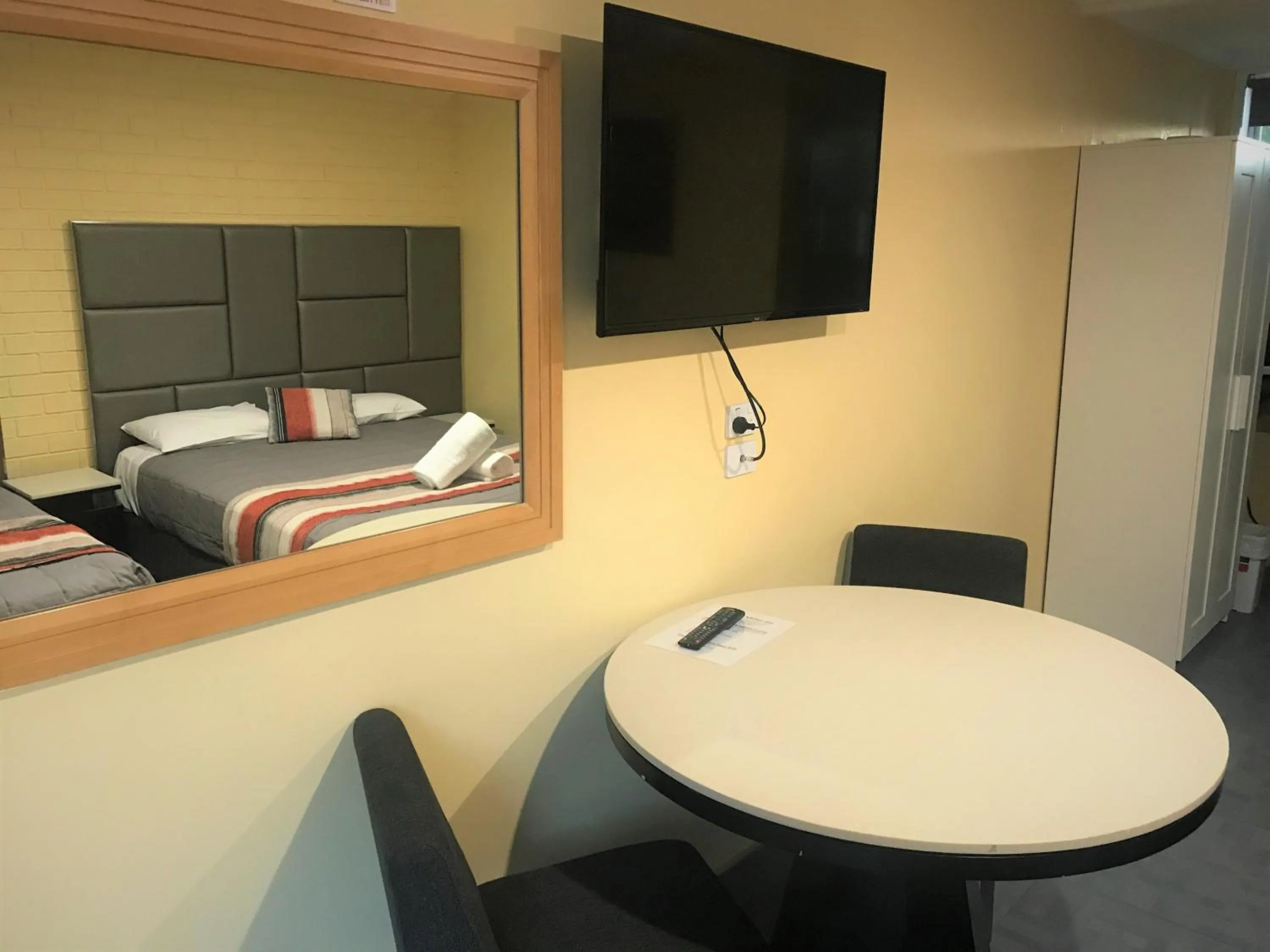 TV and multimedia, Bed in Toukley Motor Inn