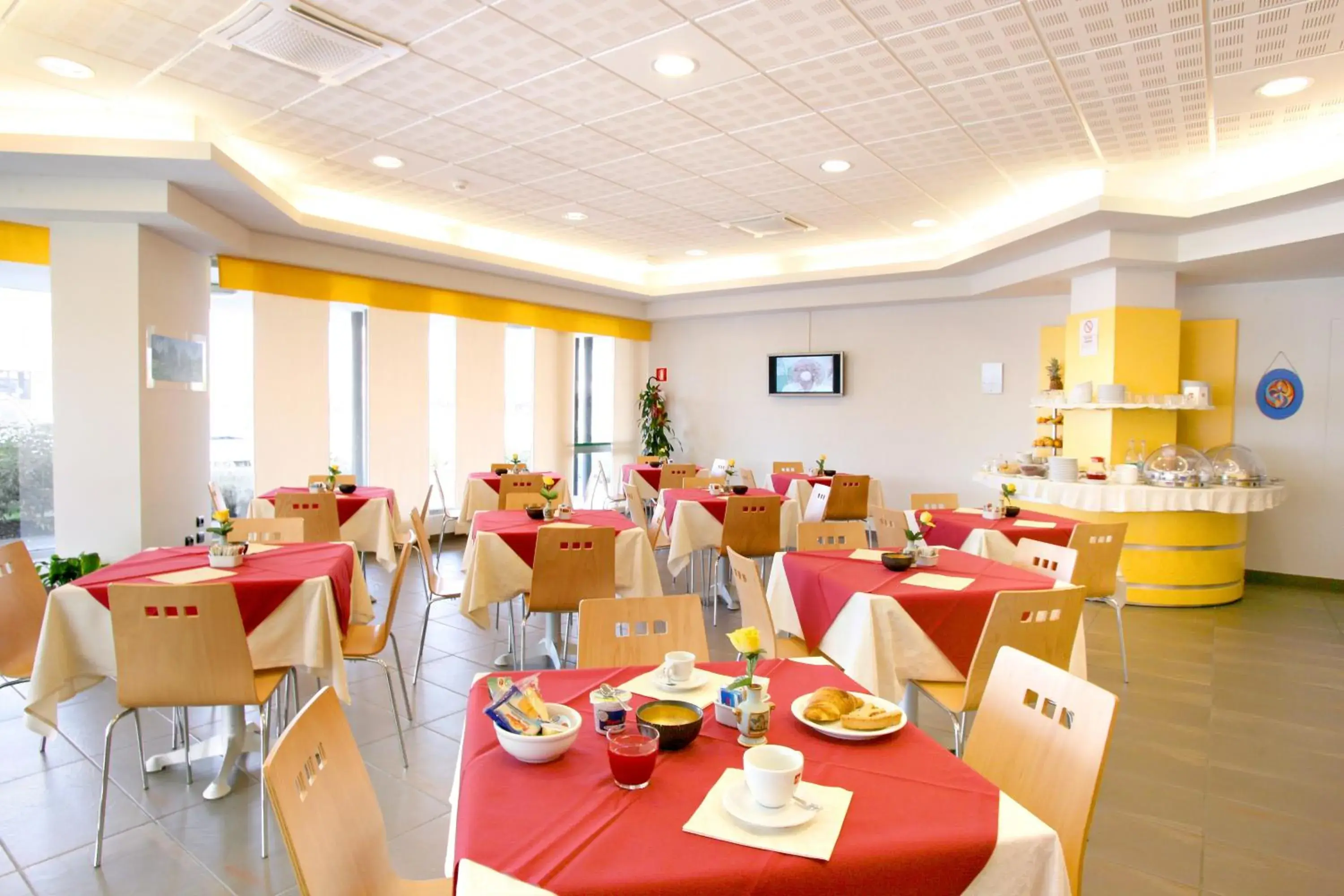 Restaurant/places to eat in Dama Hotel Restaurant/places to eat in Dama Hotel