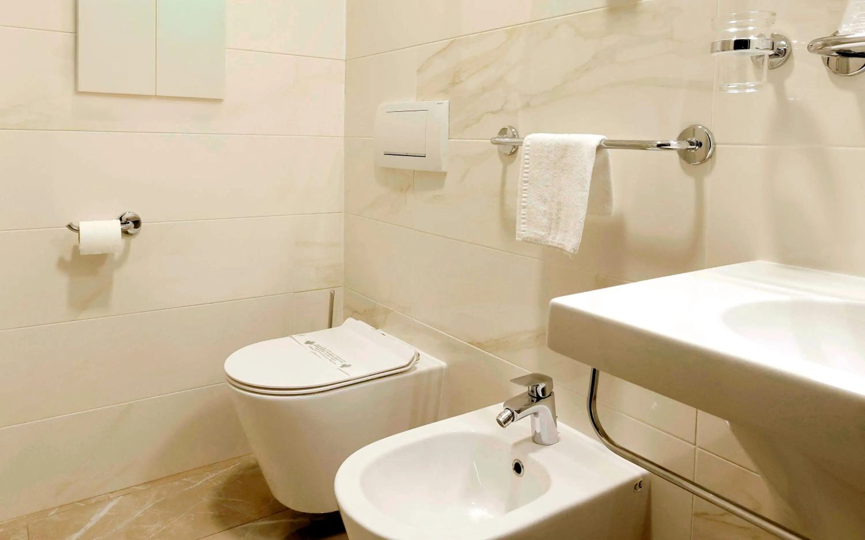 Toilet in Dama Hotel