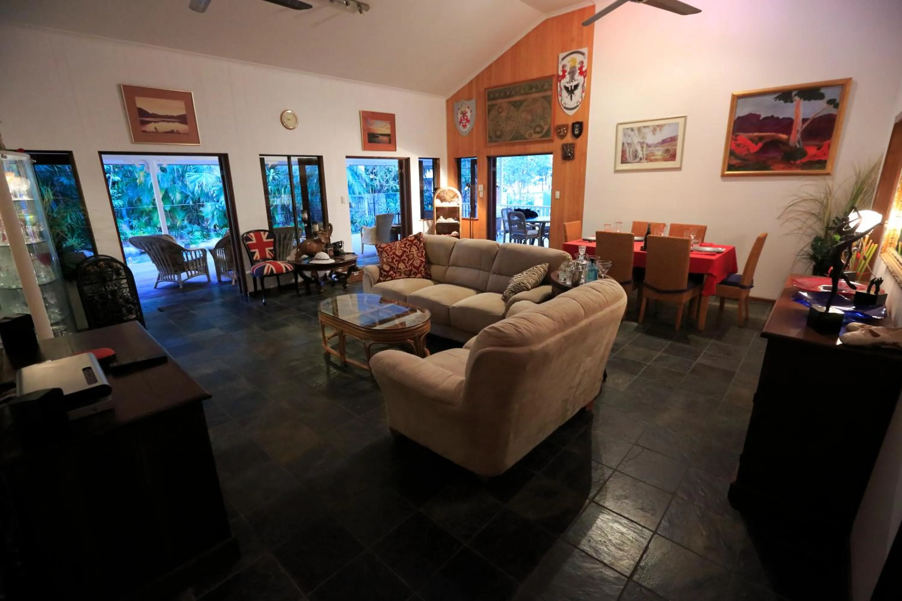 Living room in South Pacific Bed & Breakfast