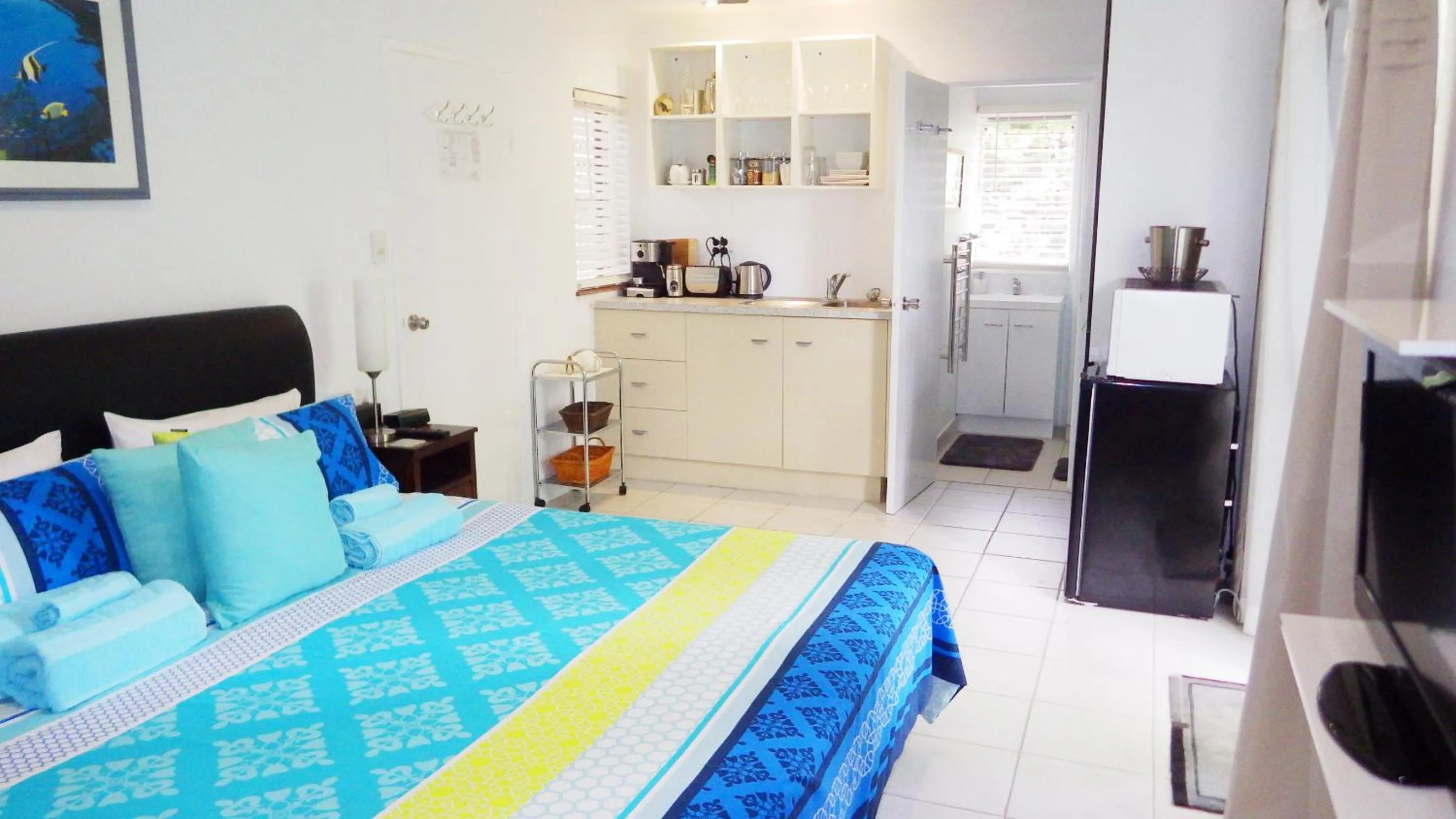 Kitchen or kitchenette, Bed in South Pacific Bed & Breakfast
