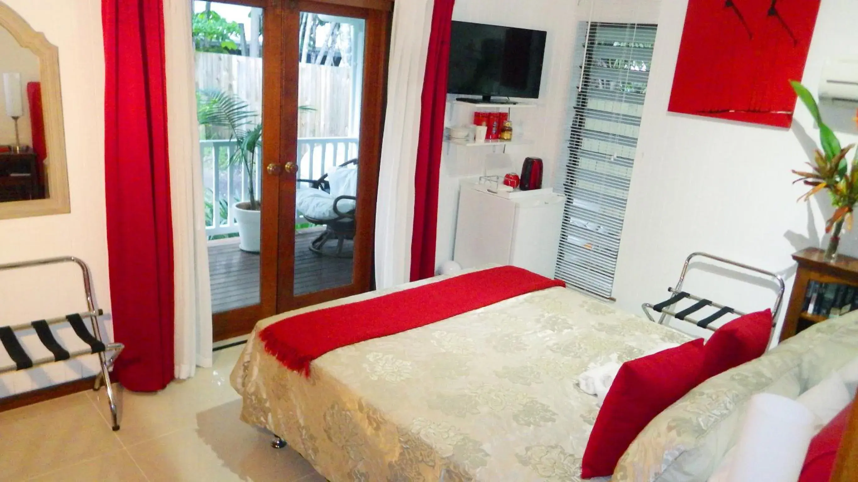 Queen Room - single occupancy in South Pacific Bed & Breakfast Queen Room - single occupancy in South Pacific Bed & Breakfast