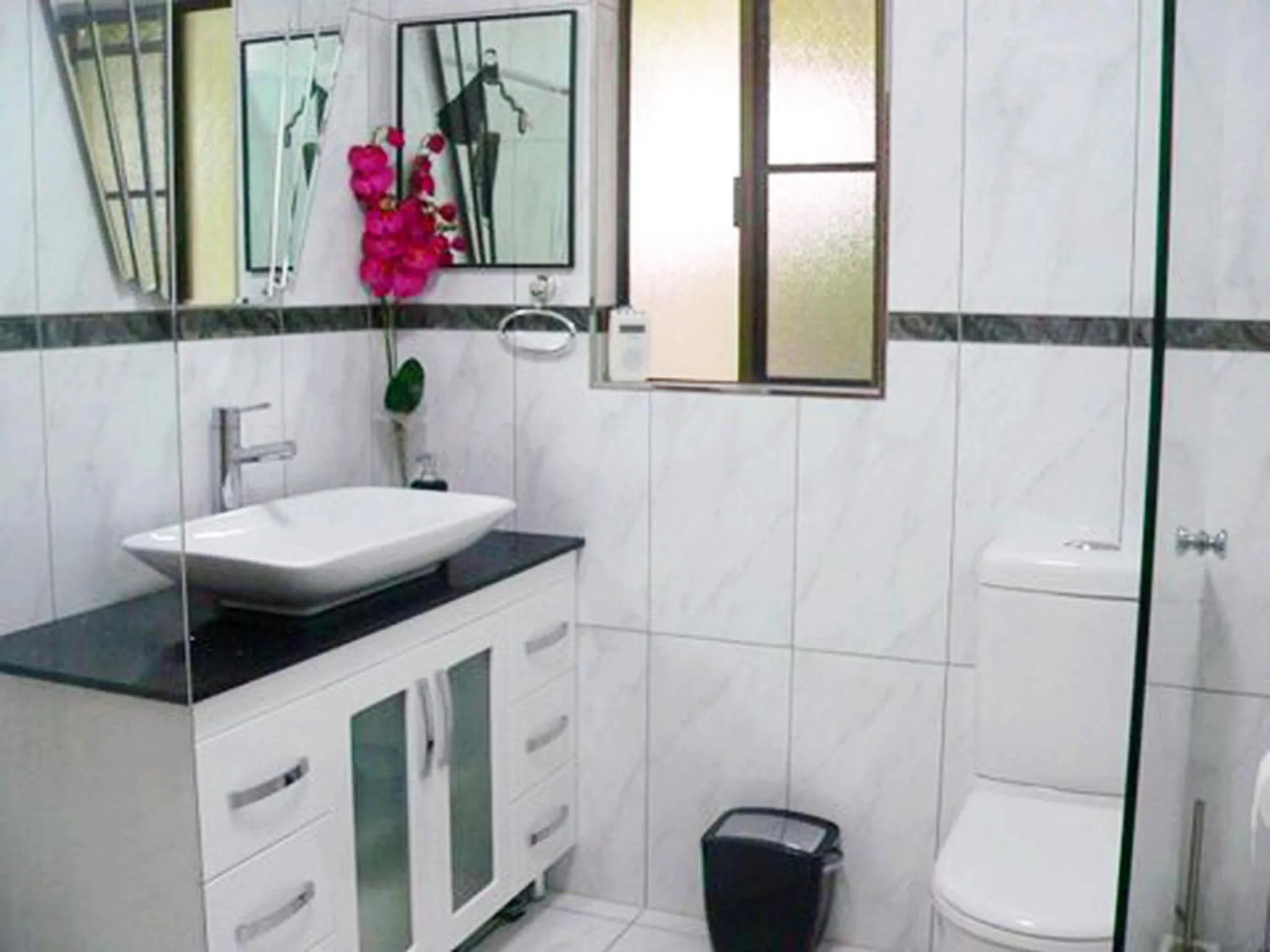 Bathroom in South Pacific Bed & Breakfast