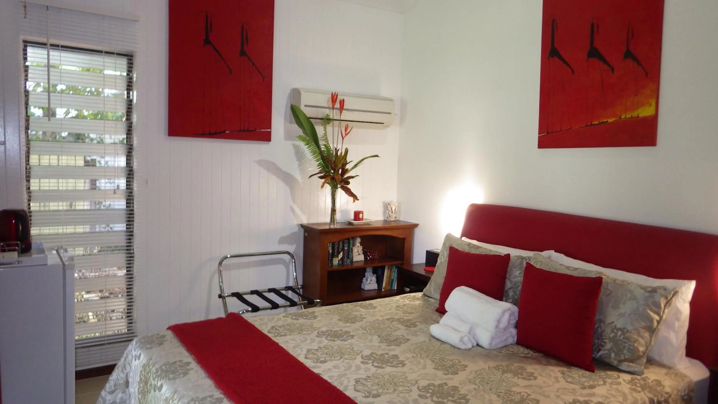 Coffee/tea facilities, Bed in South Pacific Bed & Breakfast