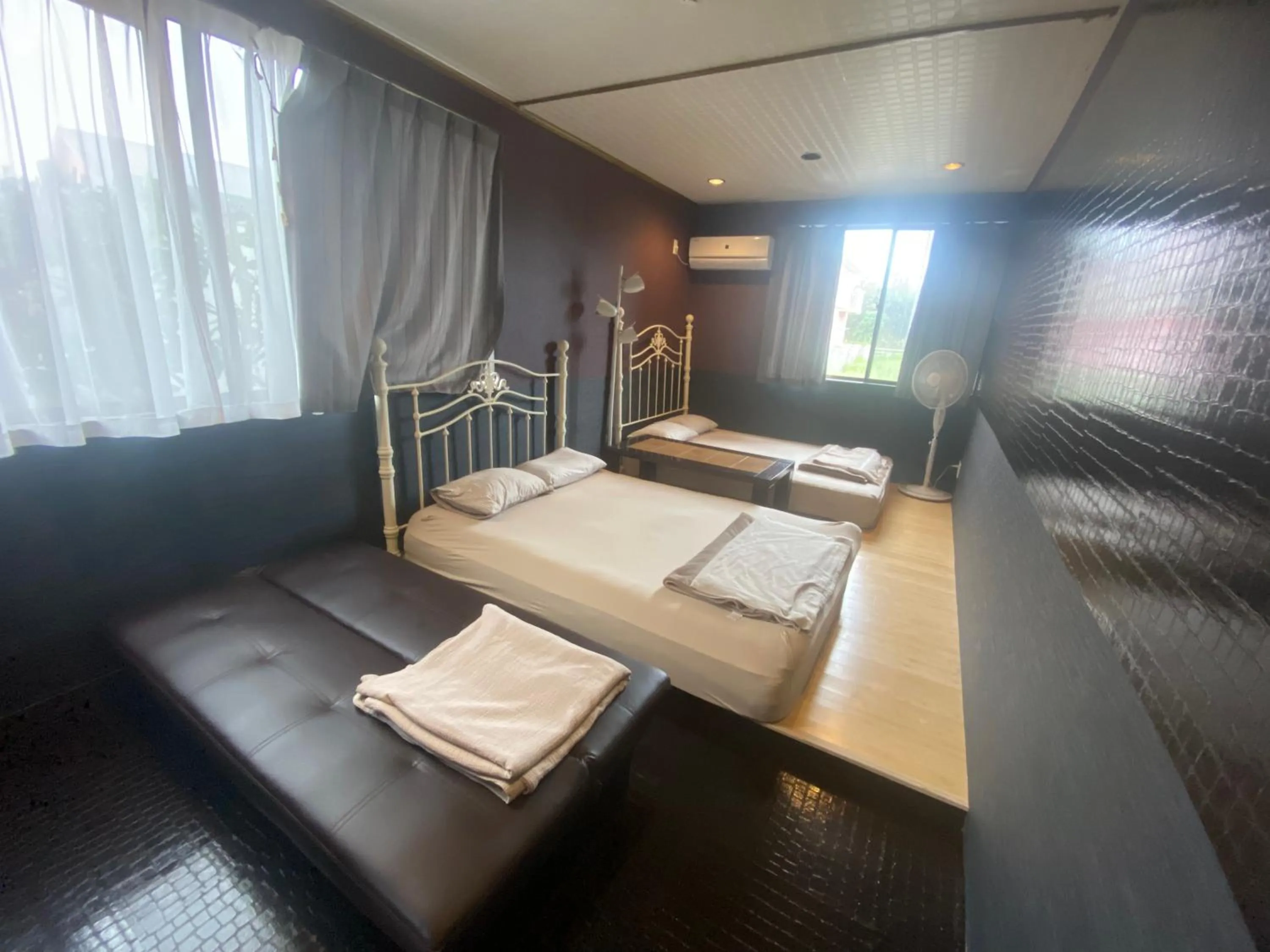 Bedroom, Bed in Drive in Ichinomiya motel