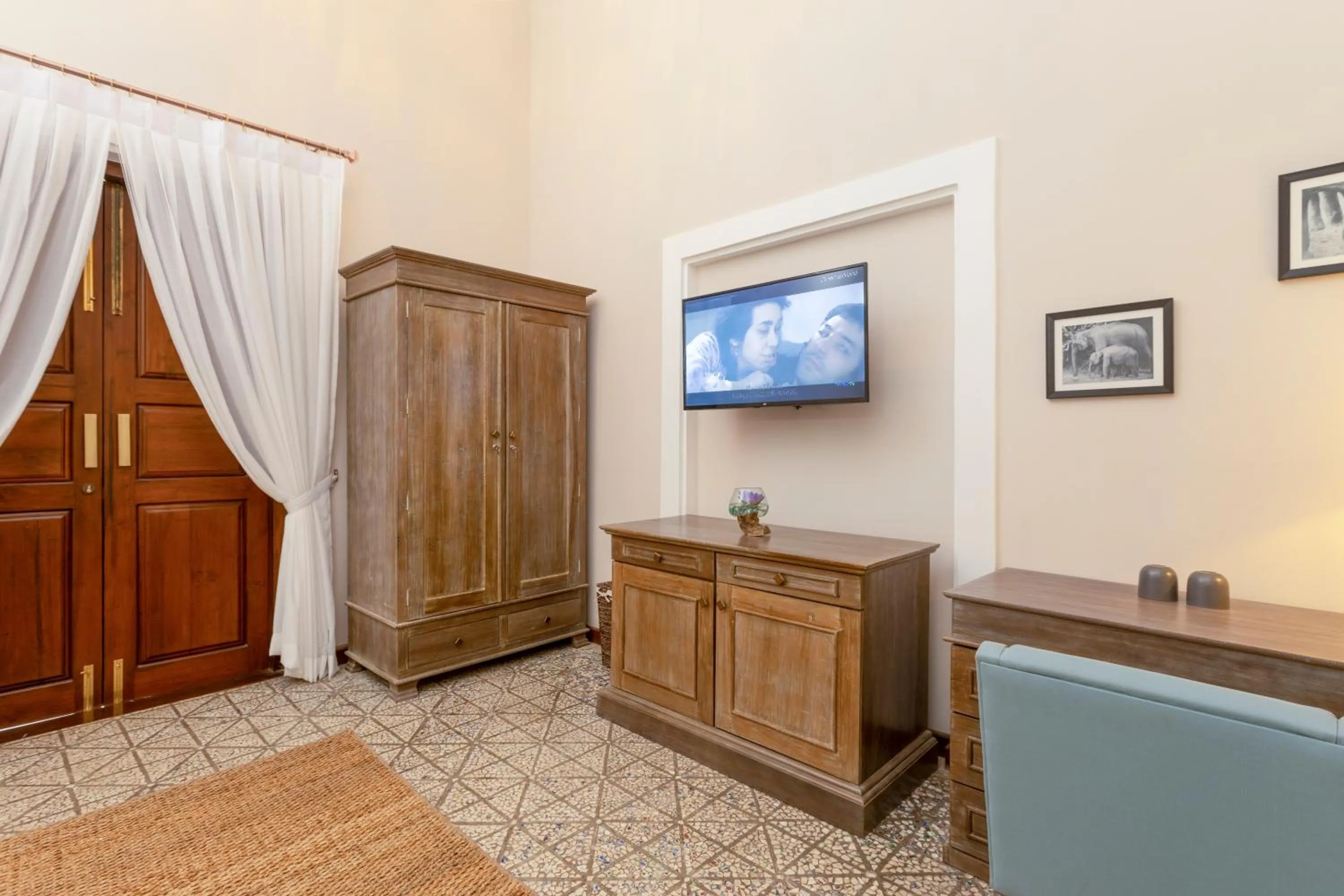 Communal lounge/ TV room, Bed in Heritage Boutique by Seven Angels