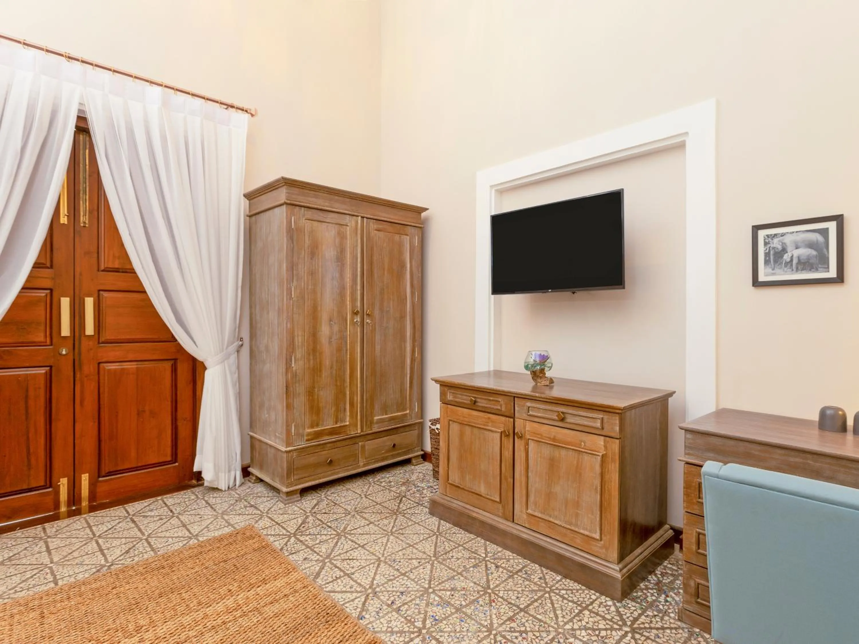 TV and multimedia in Heritage Boutique by Seven Angels