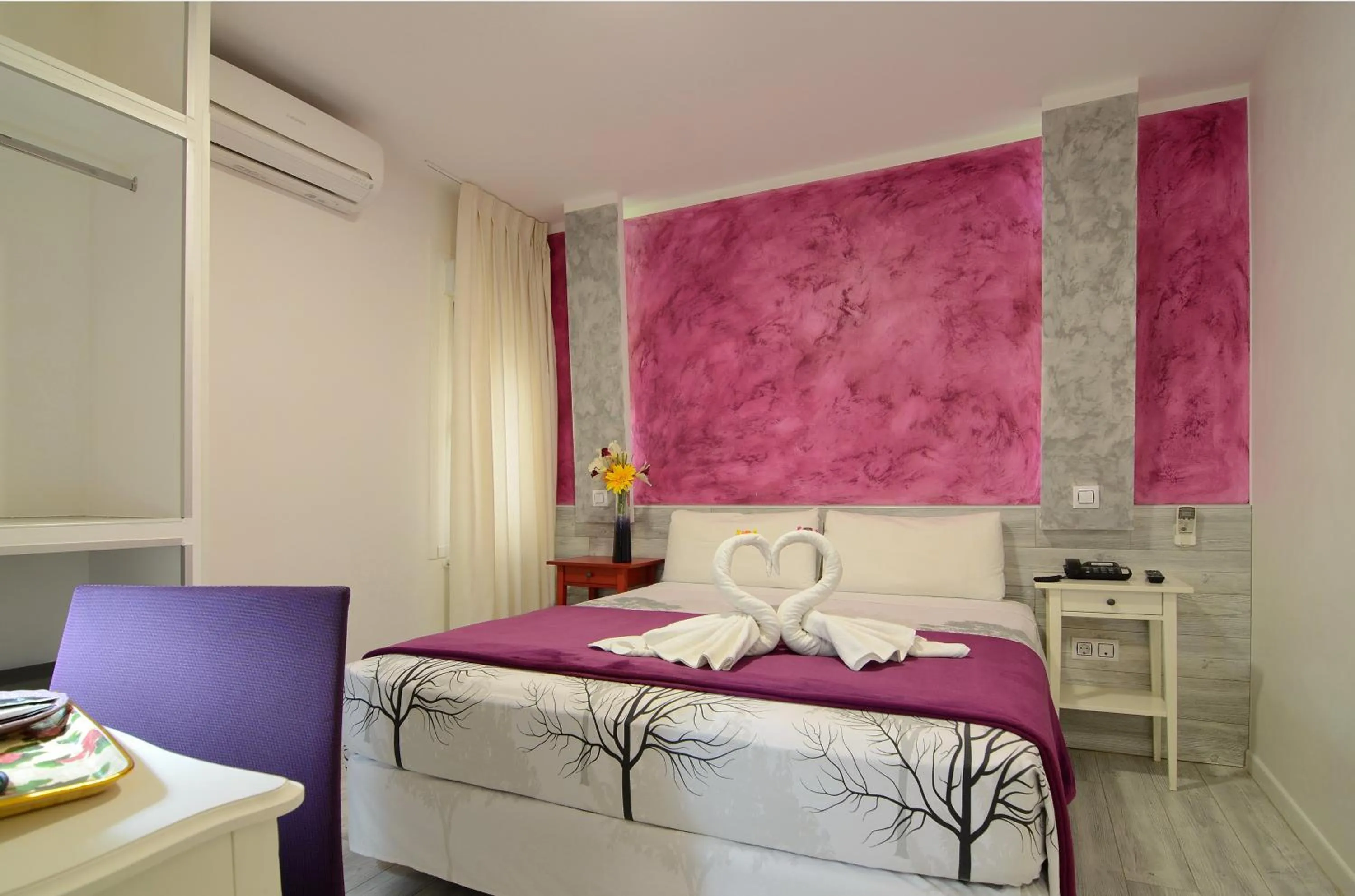 Bedroom, Bed in Hostal Alexis Madrid