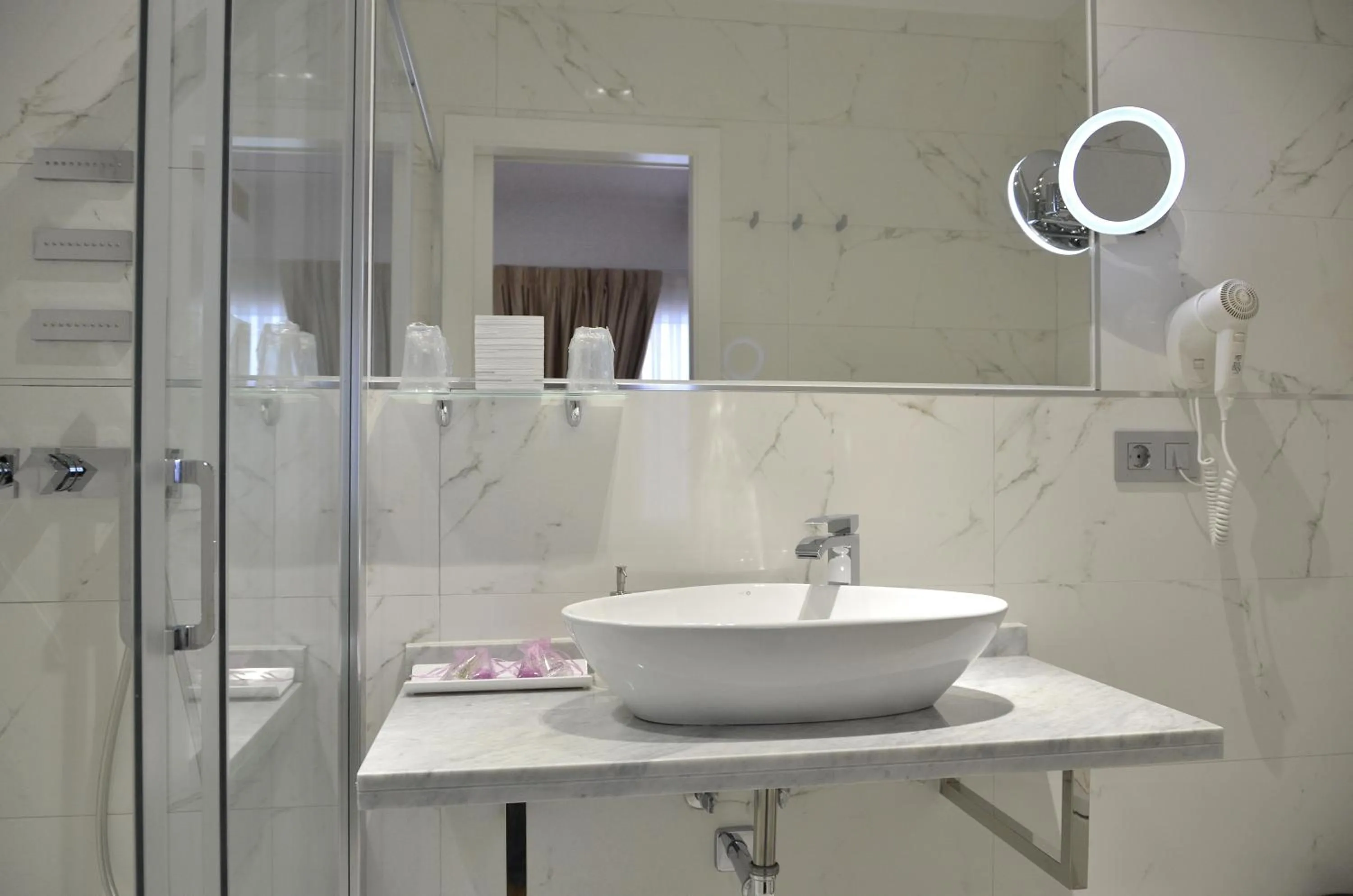 Shower in Hostal Alexis Madrid