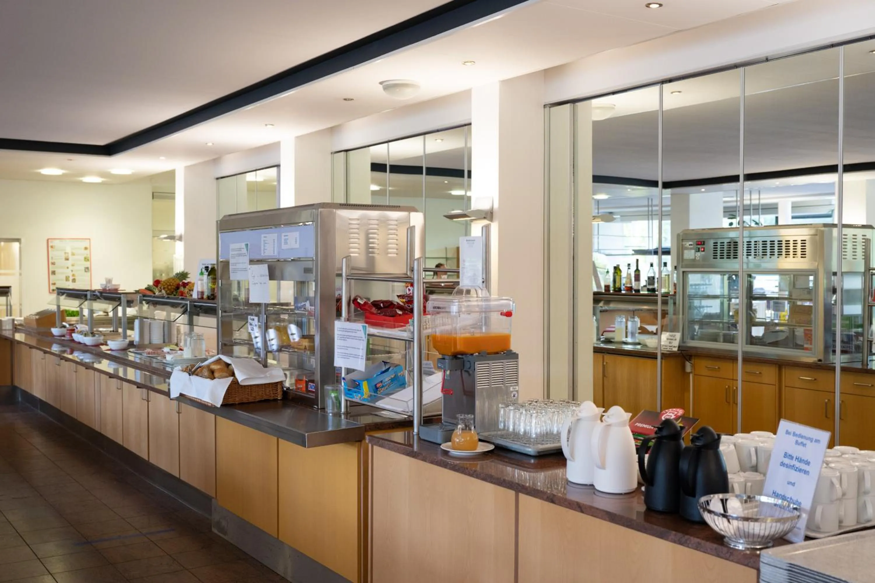 Restaurant/places to eat in Hermann Neuberger Sportschule