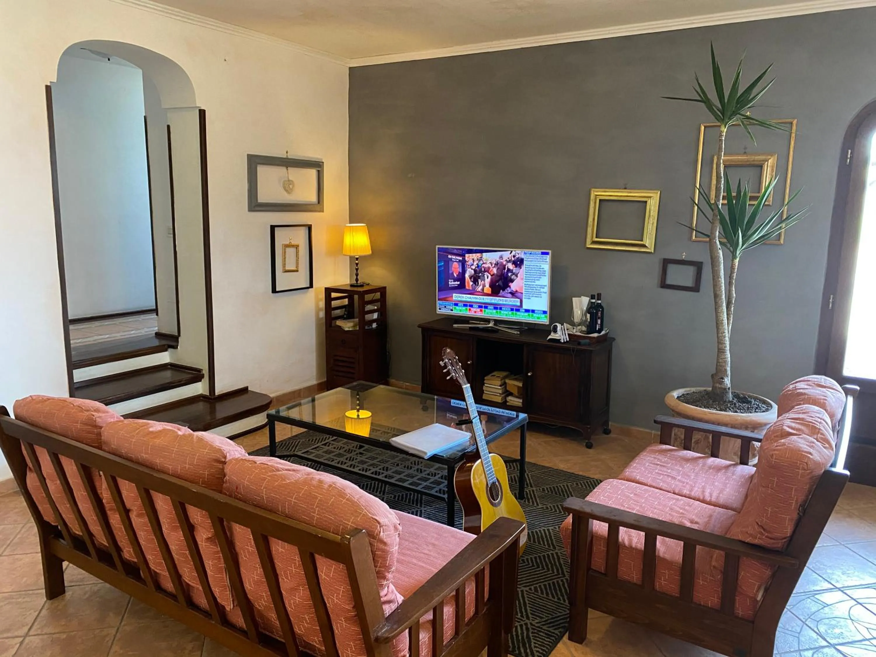 Communal lounge/ TV room in Villa Monica B&B
