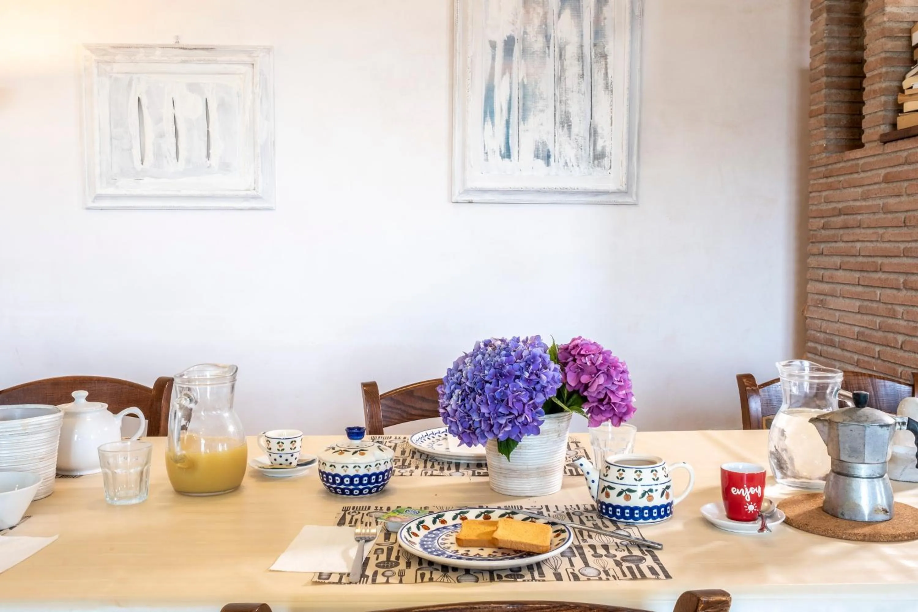 Coffee/tea facilities in Villa Monica B&B