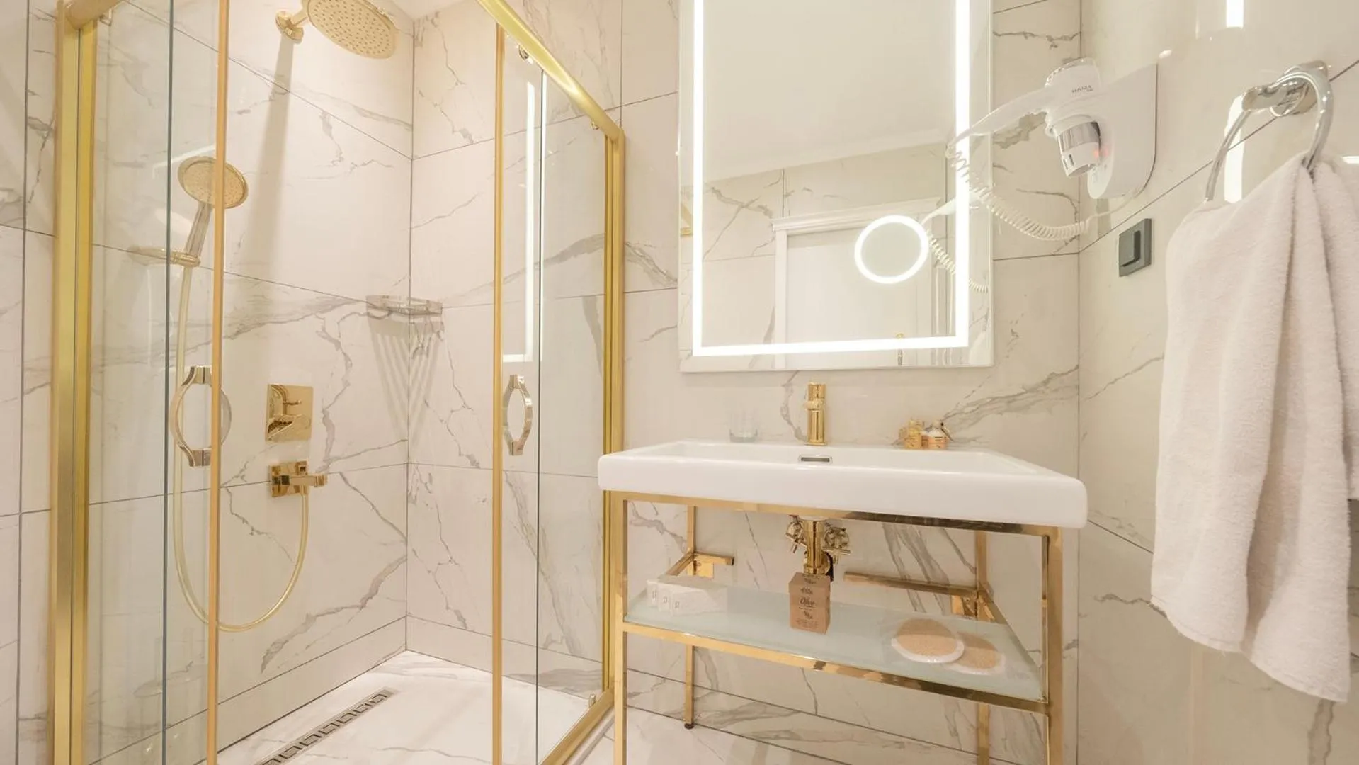 Shower in Loop Hotel Bosphorus İstanbul