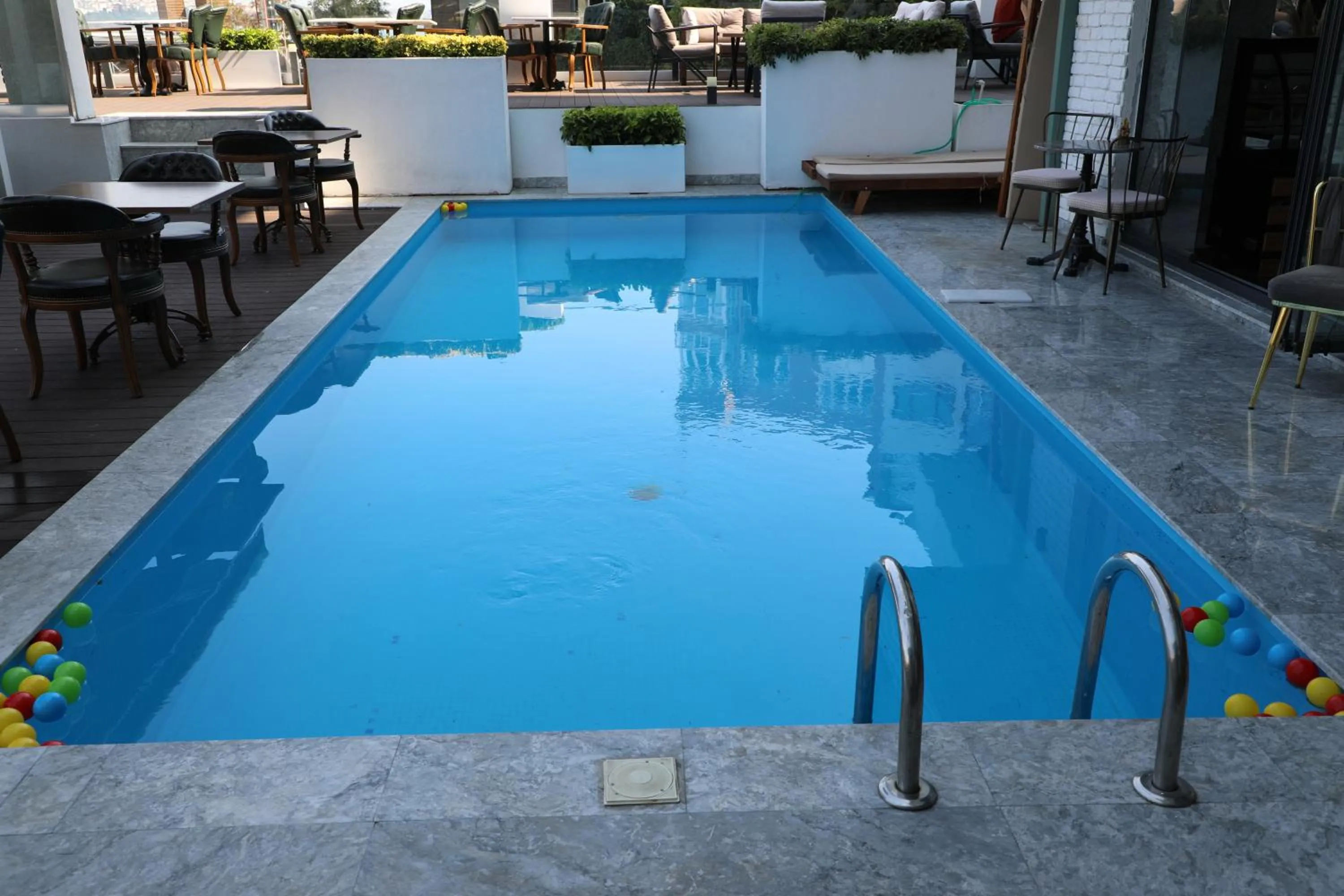 Swimming pool in Loop Hotel Bosphorus İstanbul