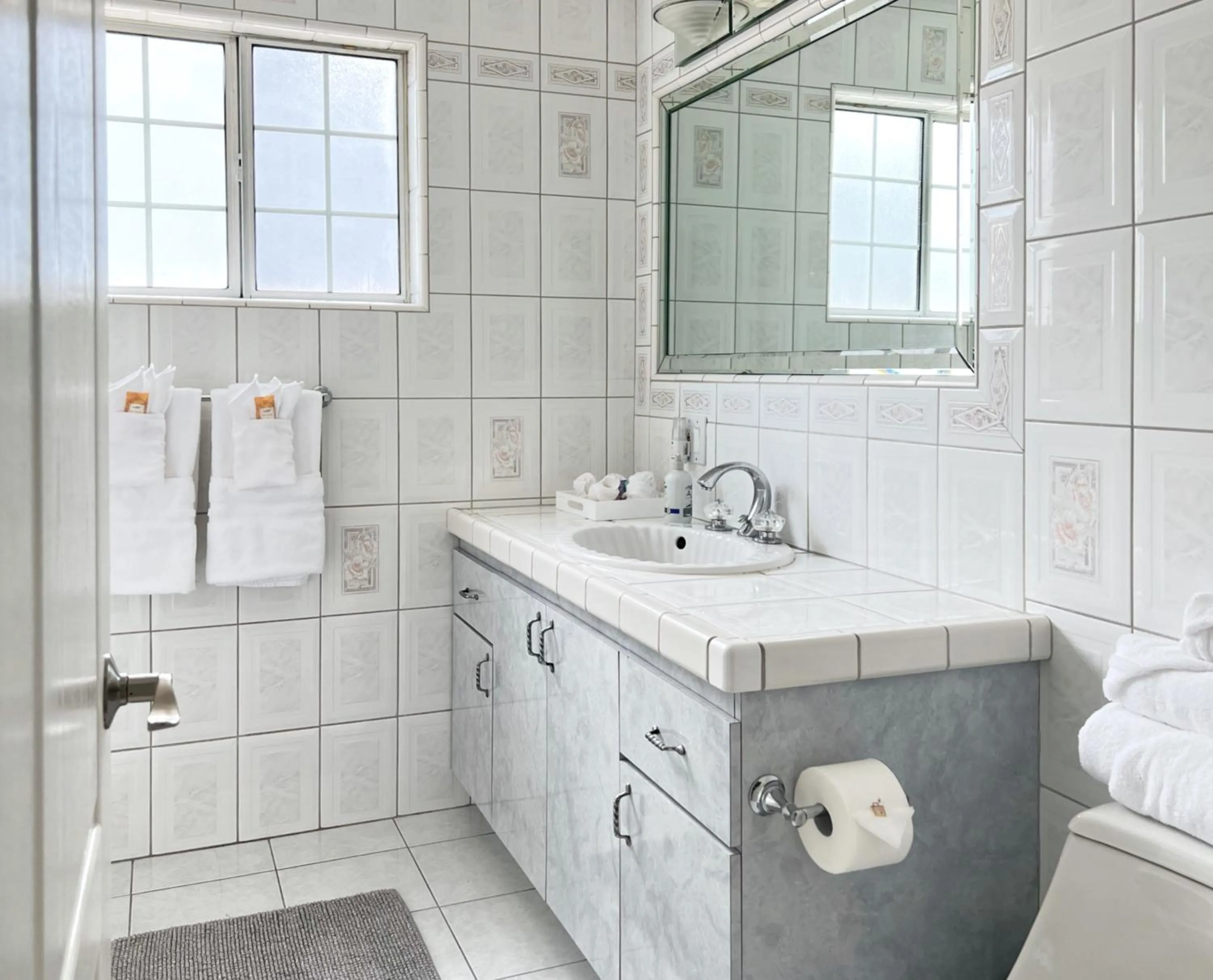 Bathroom in NoHo Luxury Oasis I saltwater pool-spa I sleeps up to 8 I 15 mins from Hollywood