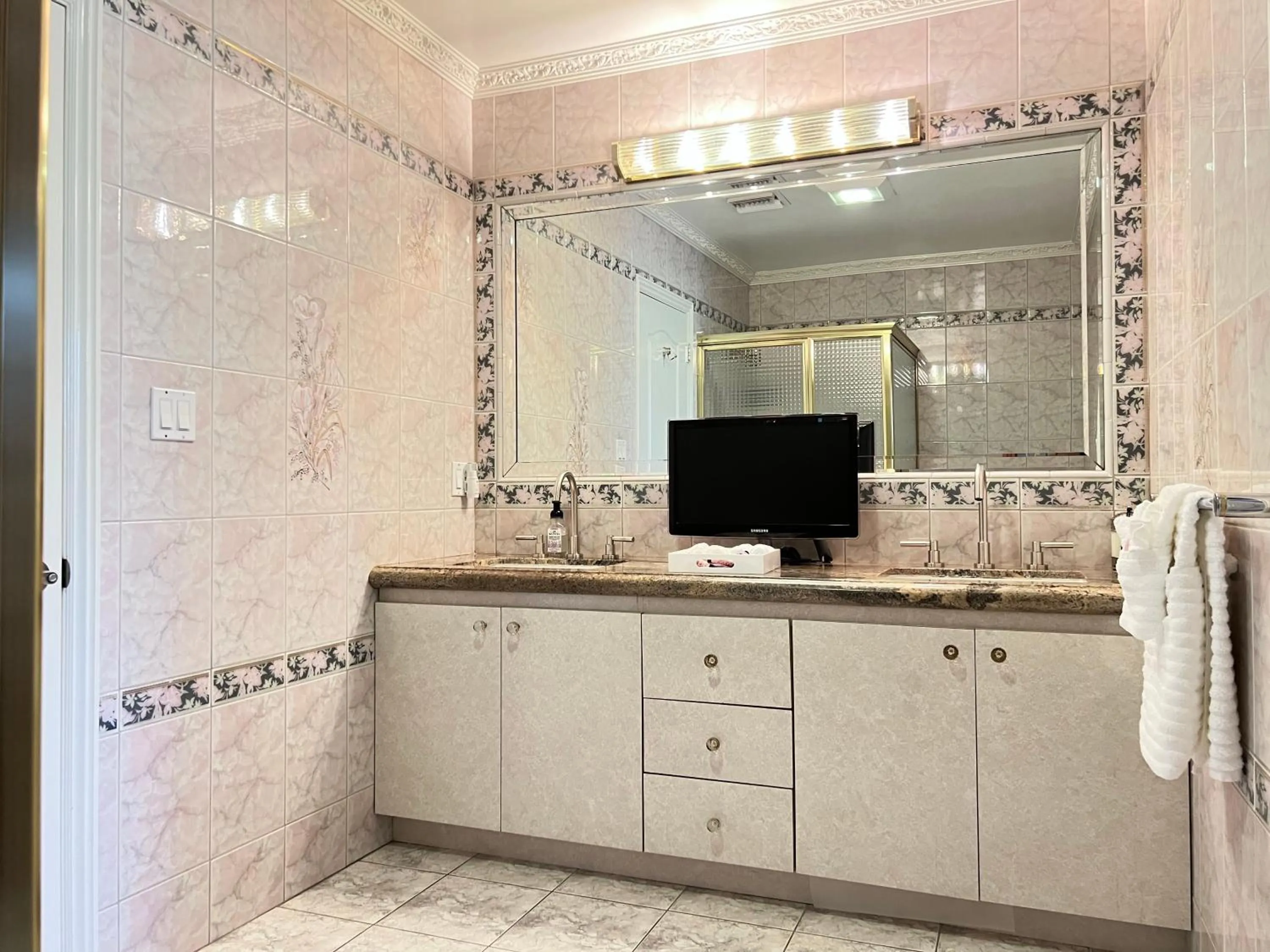 Bathroom in NoHo Luxury Oasis I saltwater pool-spa I sleeps up to 8 I 15 mins from Hollywood