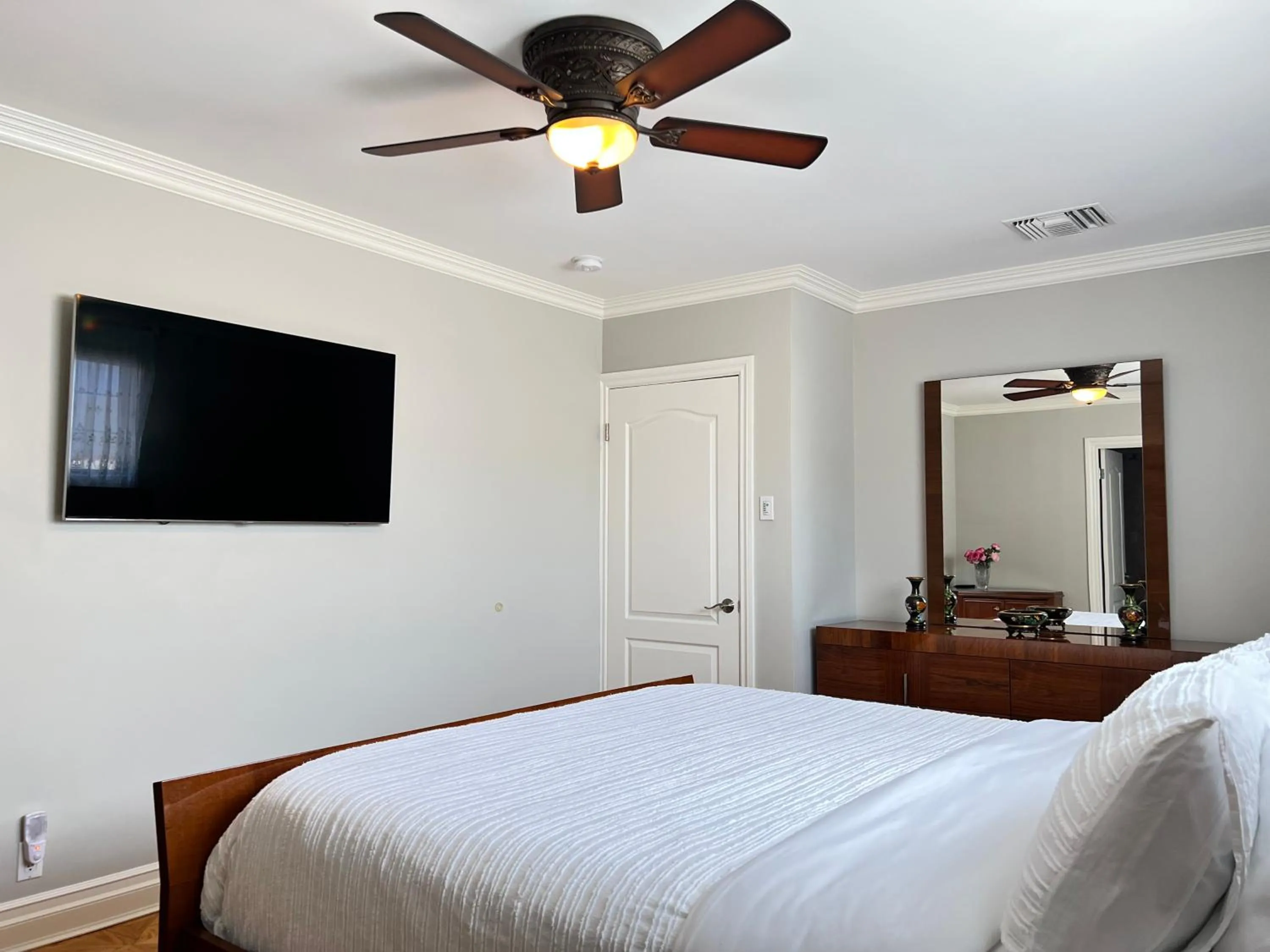 Bedroom, Bed in NoHo Luxury Oasis I saltwater pool-spa I sleeps up to 8 I 15 mins from Hollywood