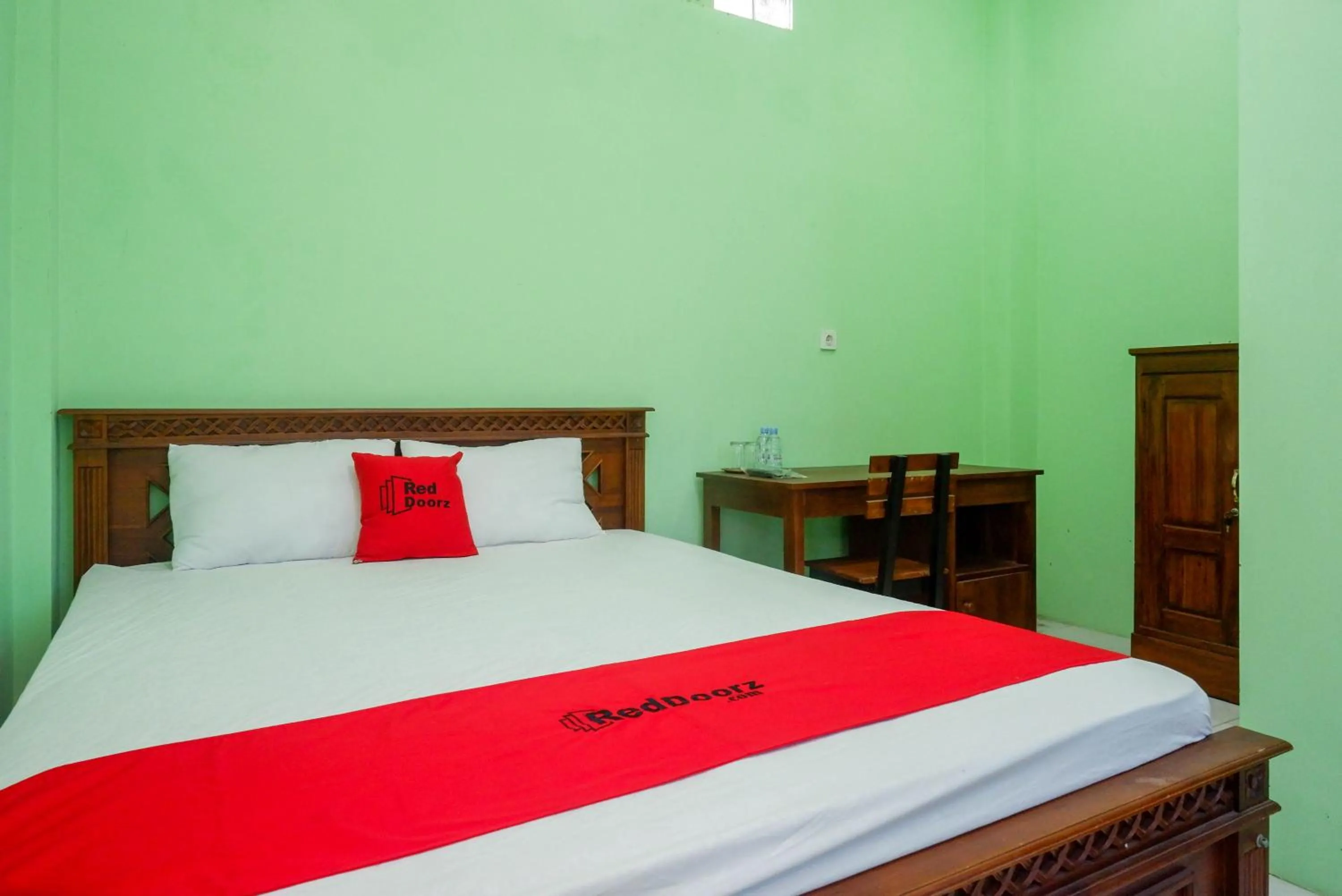 Bed in RedDoorz Syariah near Monumen Jogja Kembali