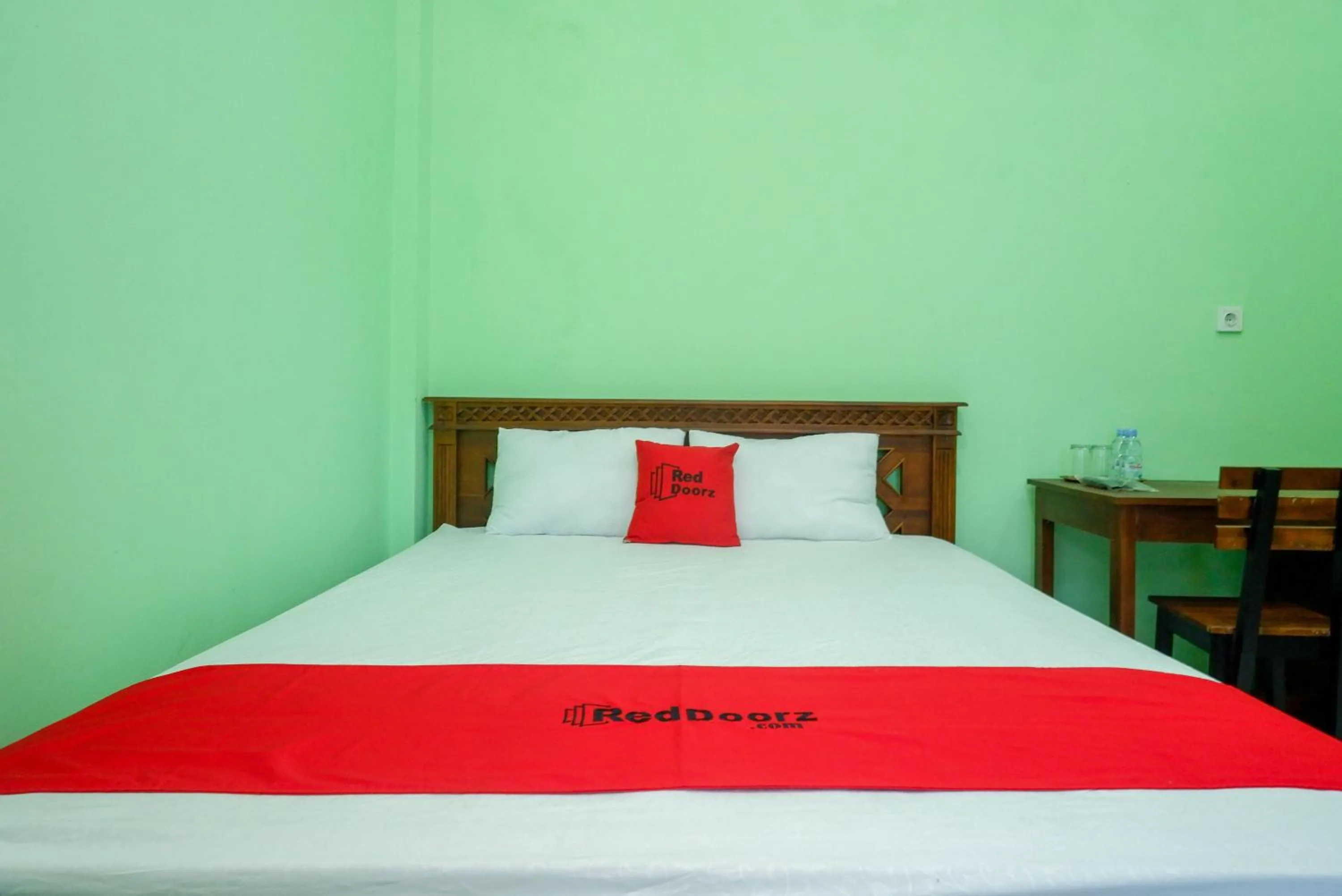 Bed in RedDoorz Syariah near Monumen Jogja Kembali