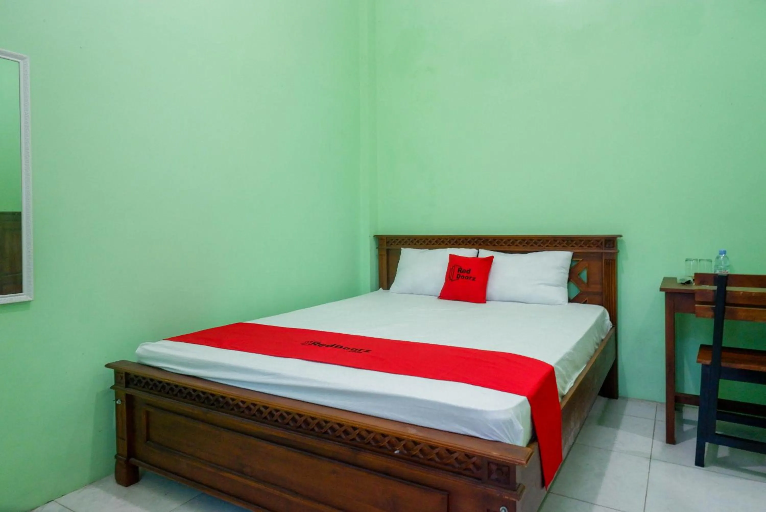 Bed in RedDoorz Syariah near Monumen Jogja Kembali