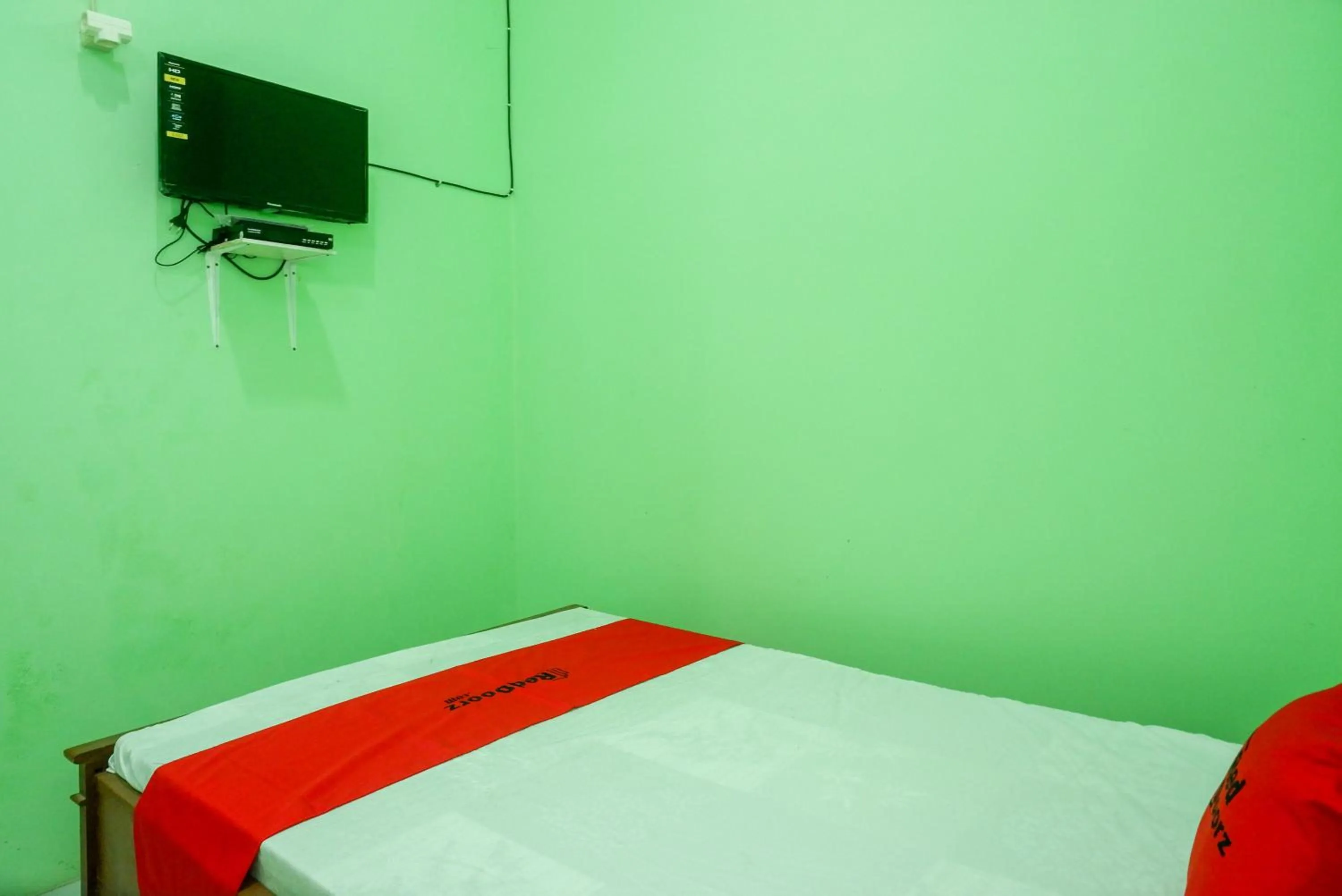 Bed in RedDoorz Syariah near Monumen Jogja Kembali