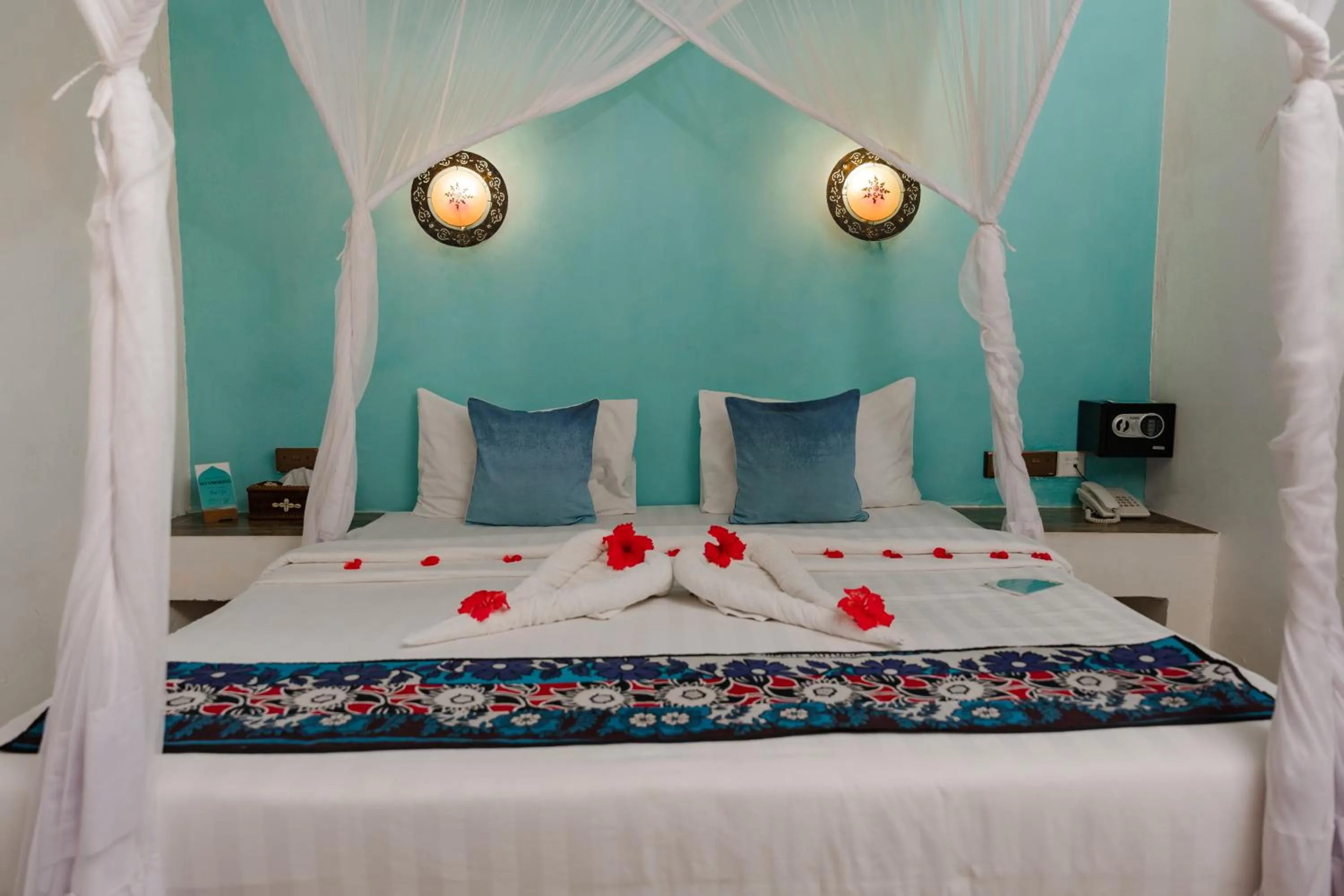 Bedroom, Bed in Emerald Palm Courtyard Hotel