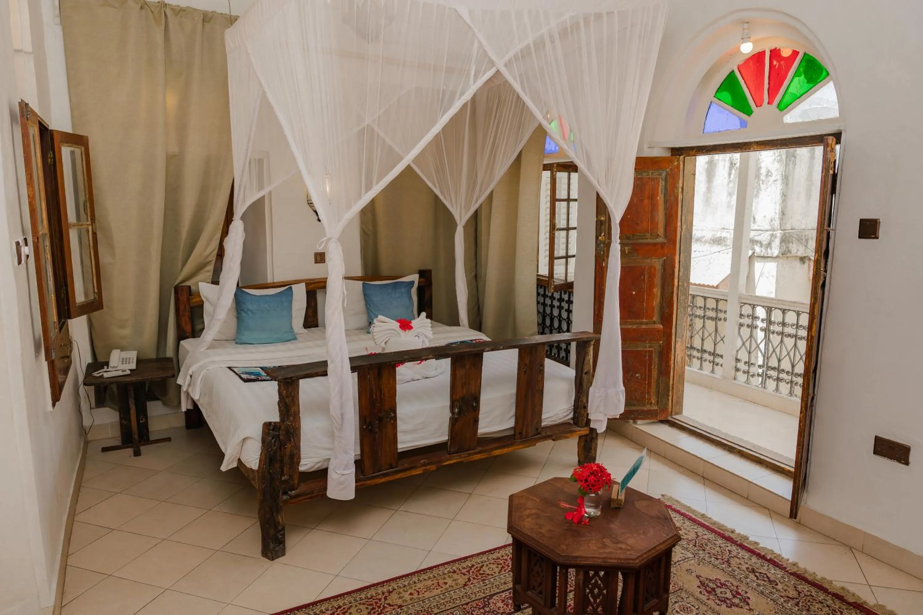 Bed in Emerald Palm Courtyard Hotel