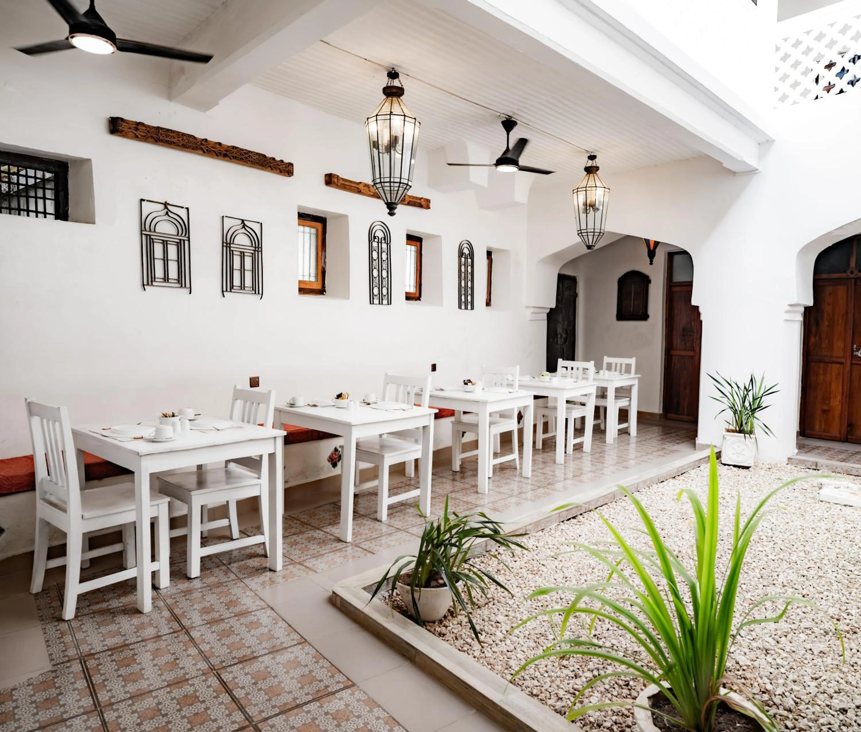 Restaurant/places to eat in Zanzi House