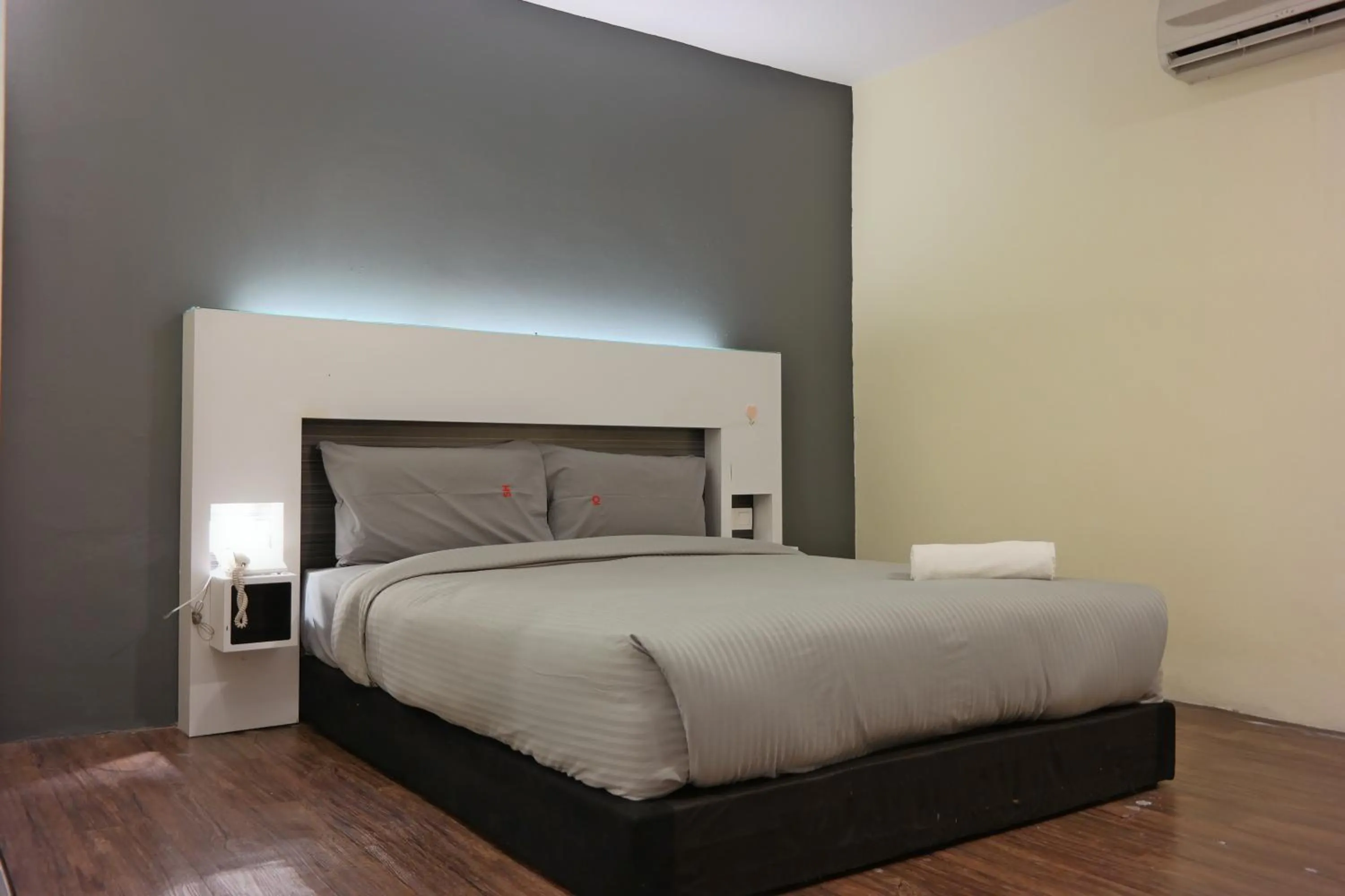 Bed in Summer Oscar Boutique Hotel