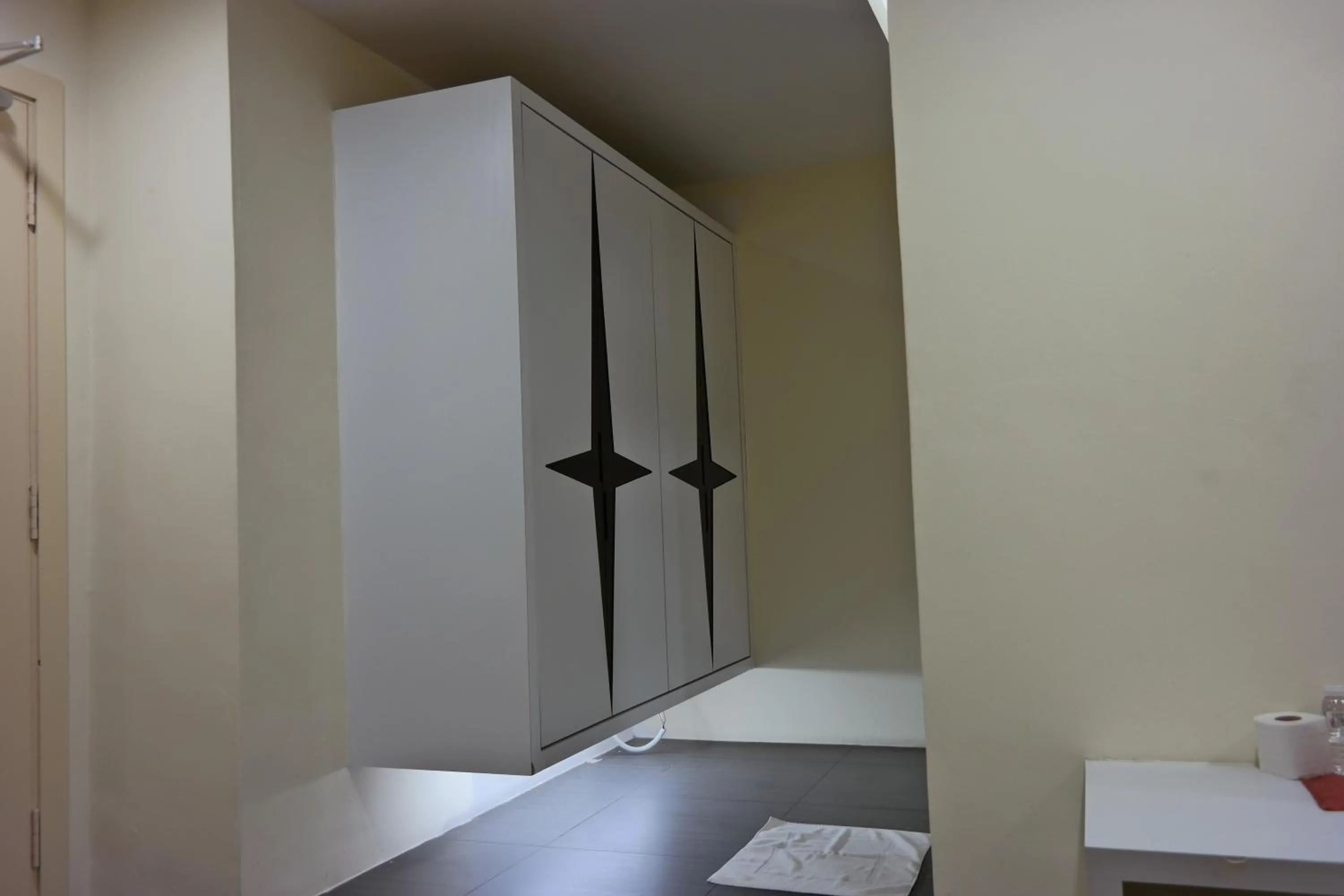 wardrobe in Summer Oscar Boutique Hotel