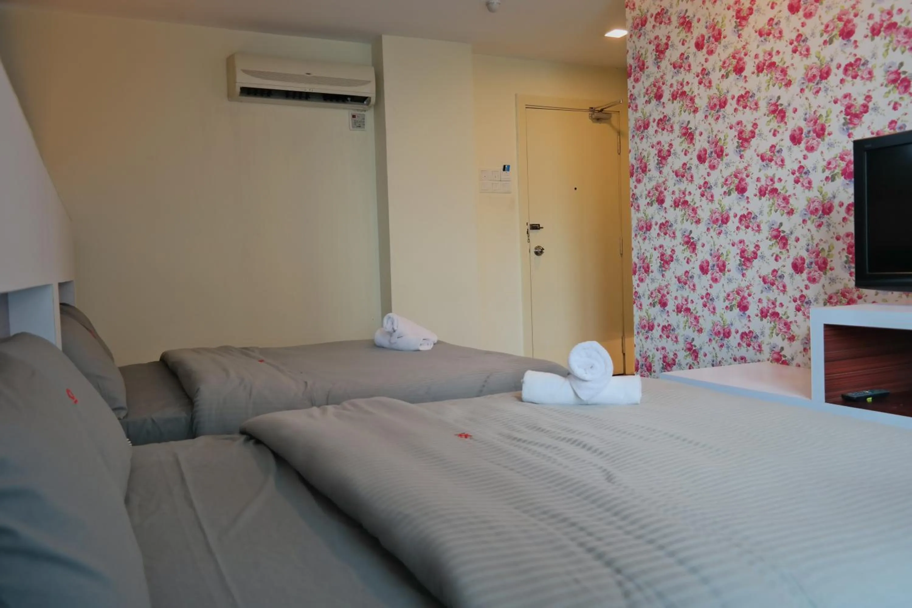 Bed in Summer Oscar Boutique Hotel