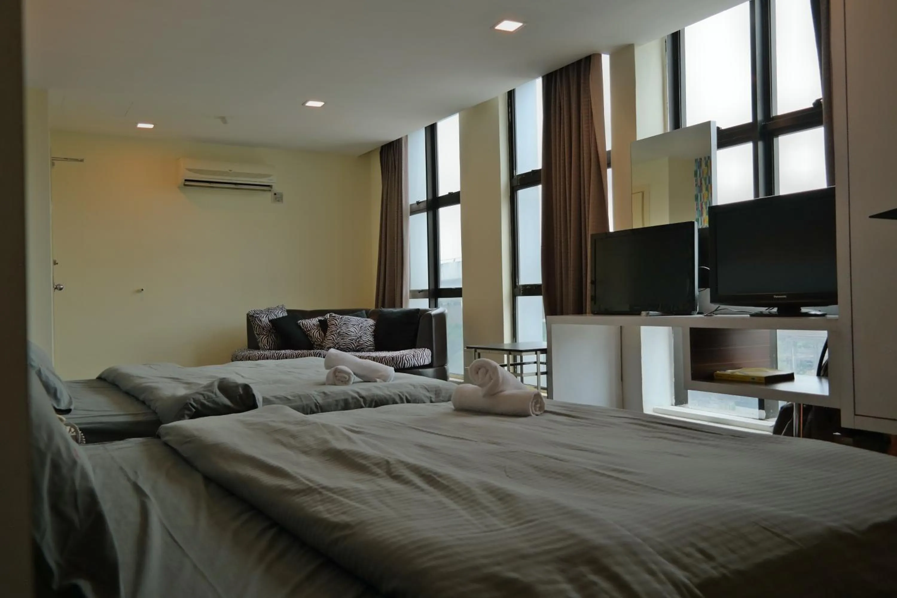 Bed in Summer Oscar Boutique Hotel