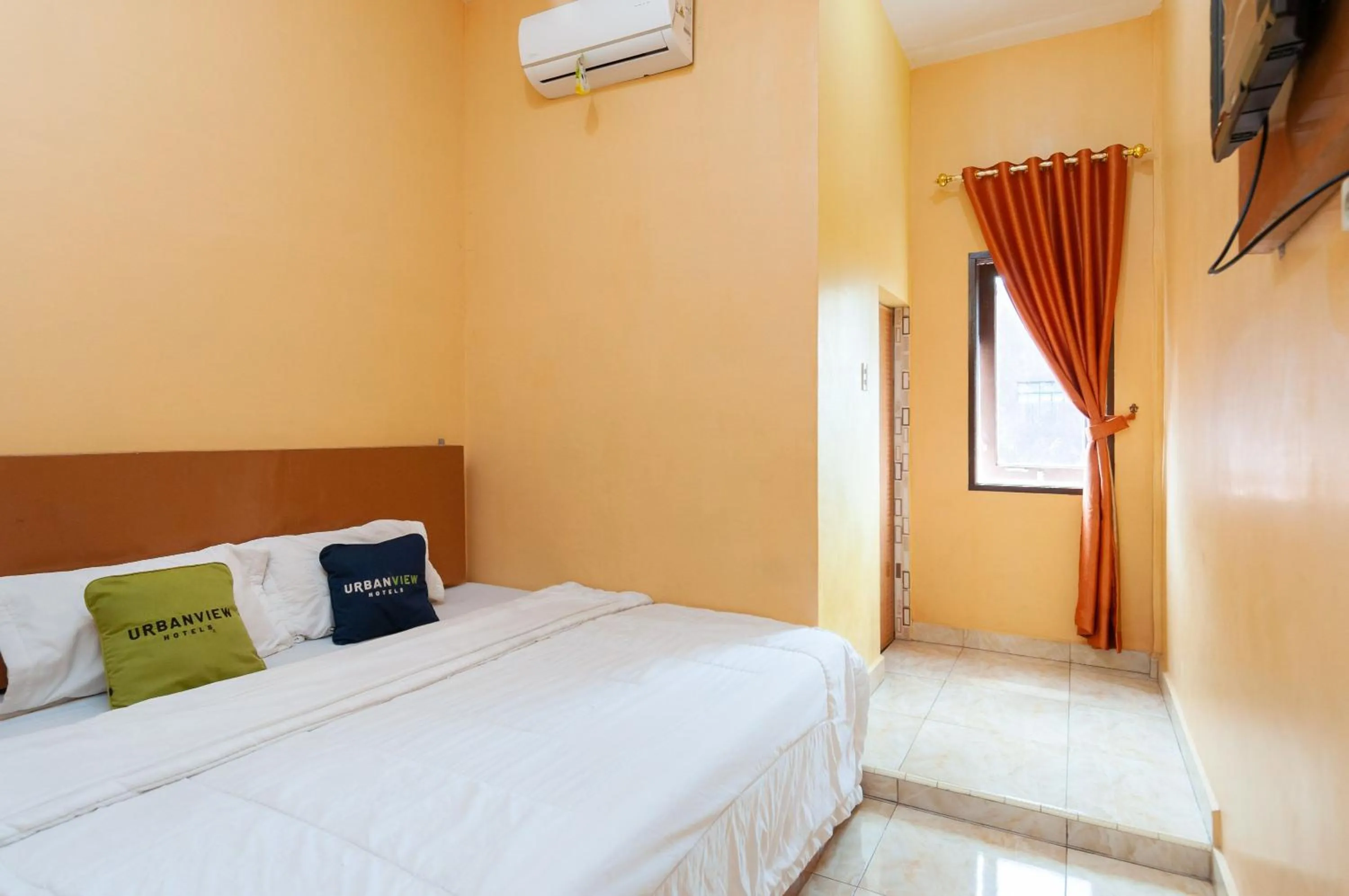 Bedroom, Bed in Urbanview Hotel Nisura Homestay Medan by RedDoorz