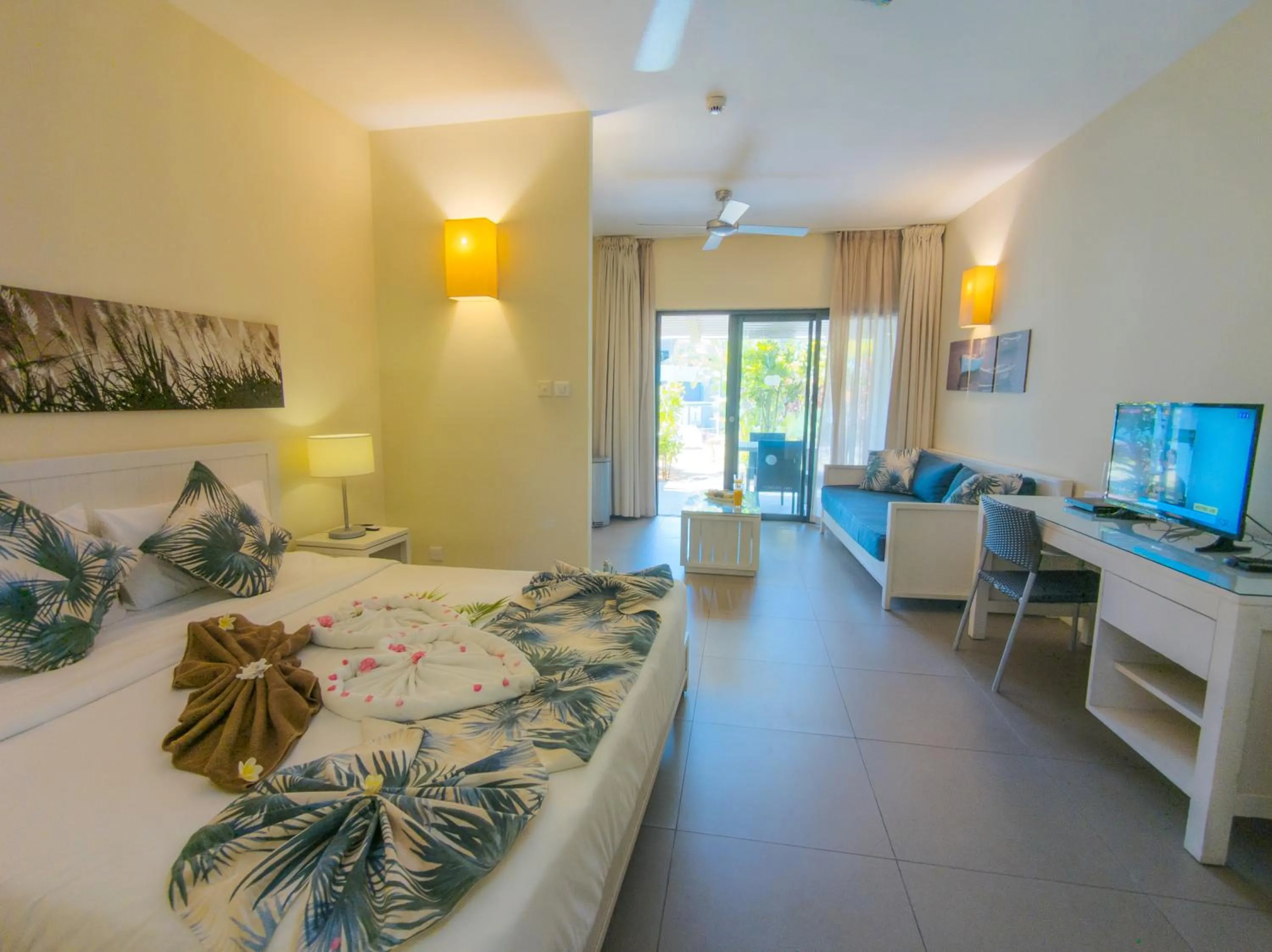 Communal lounge/ TV room, Bed in Be Cosy by LOV Mauritius